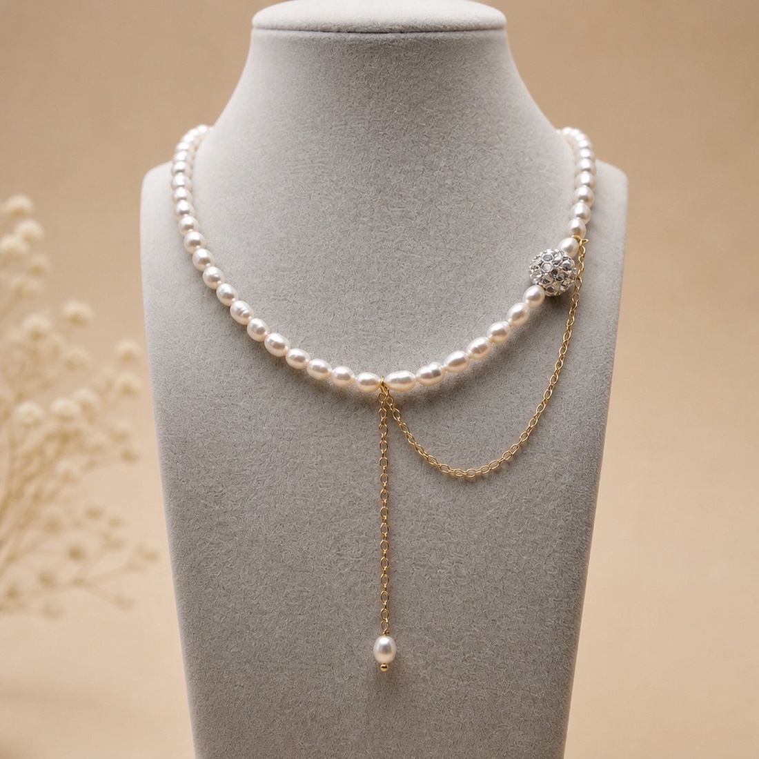 Colier Chocker din Perle Naturale de Cultură cu Lănțișor Auriu și Bilă cu Pietre Zirconiu - bijuterii - coliere - coliere din perle - Artynos.ro