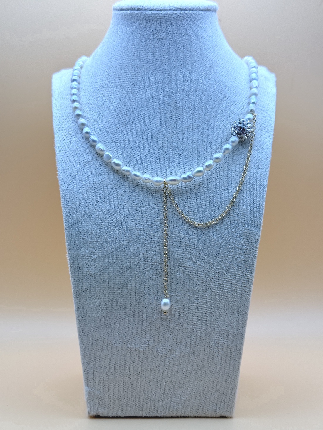 Colier Chocker din Perle Naturale de Cultură cu Lănțișor Auriu și Bilă cu Pietre Zirconiu - bijuterii - coliere - coliere din perle - Artynos.ro