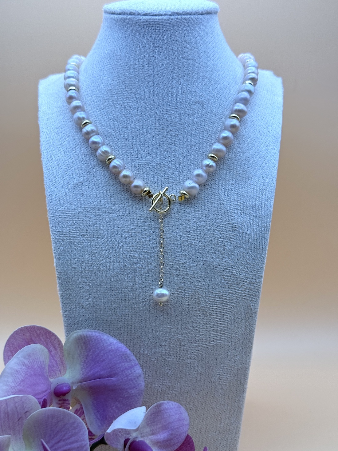 Colier cu Perle Naturale piersica și Accente Aurii � Bijuterie Eleganta Handmade - bijuterii - coliere - coliere din perle - Artynos.ro