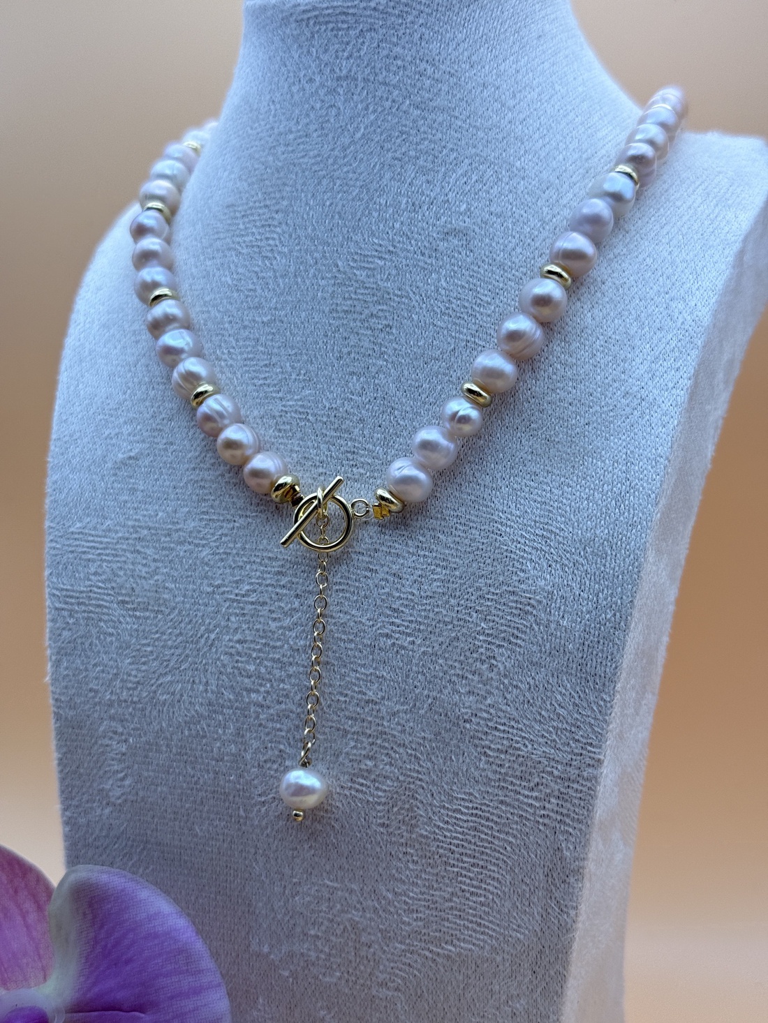Colier cu Perle Naturale piersica și Accente Aurii � Bijuterie Eleganta Handmade - bijuterii - coliere - coliere din perle - Artynos.ro