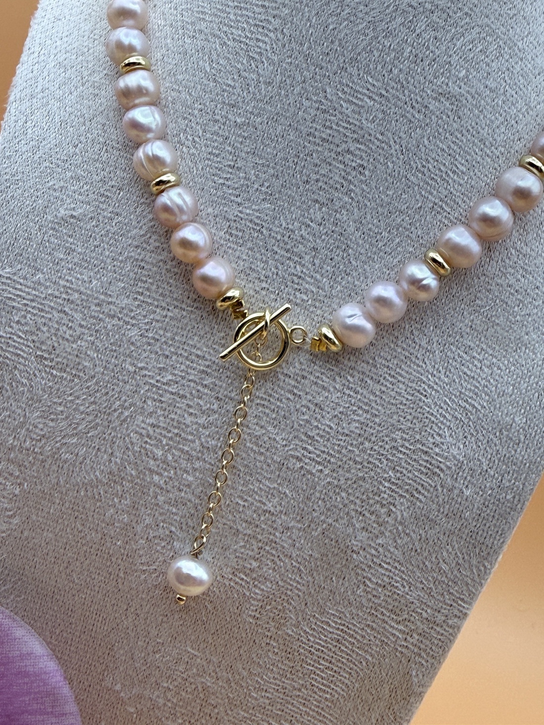 Colier cu Perle Naturale piersica și Accente Aurii � Bijuterie Eleganta Handmade - bijuterii - coliere - coliere din perle - Artynos.ro
