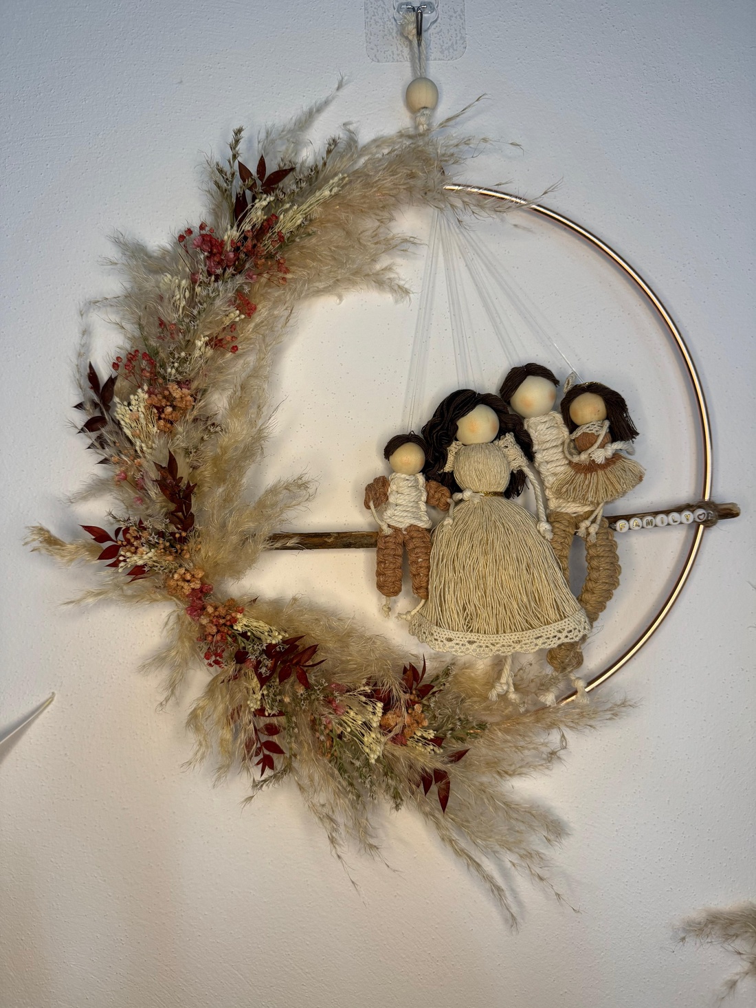 ORNAMENT PERETE CU PĂPUȘI MACRAME_CADOU FAMILIE_4 persoane - casă & stil de viață - accesorii pentru decorat casa - decorațiuni de pereți, decorațiuni suspendate - decorațiuni perete, macramé - Artynos.ro ORNAMENT PERETE CU PĂPUȘI MACRAME_CADOU FAMILIE_4 persoane - casă & stil de viață - accesorii pentru decorat casa - decorațiuni de pereți, decorațiuni suspendate - decorațiuni perete, macramé - Artynos.ro