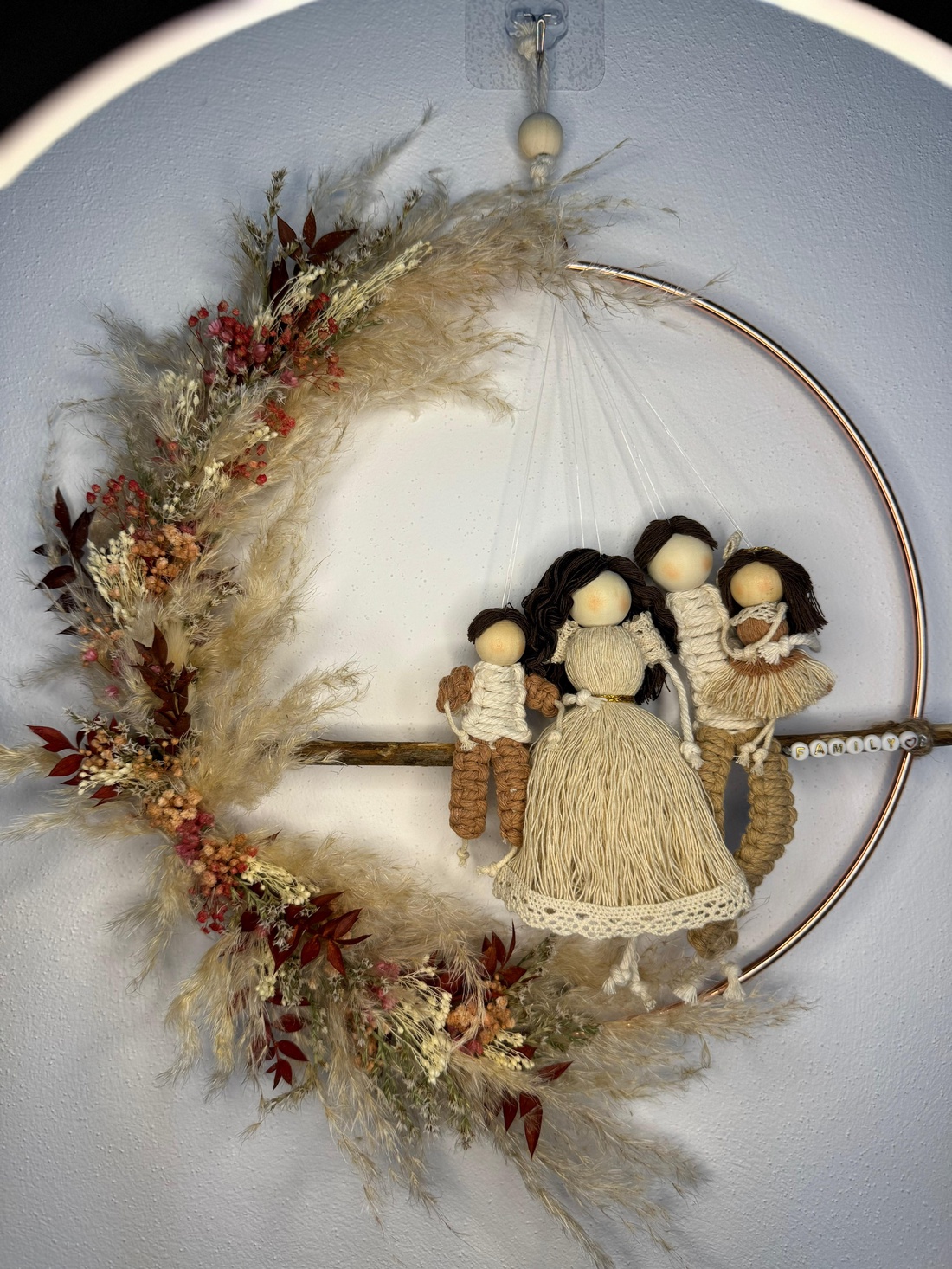 ORNAMENT PERETE CU PĂPUȘI MACRAME_CADOU FAMILIE_4 persoane - casă & stil de viață - accesorii pentru decorat casa - decorațiuni de pereți, decorațiuni suspendate - decorațiuni perete, macramé - Artynos.ro ORNAMENT PERETE CU PĂPUȘI MACRAME_CADOU FAMILIE_4 persoane - casă & stil de viață - accesorii pentru decorat casa - decorațiuni de pereți, decorațiuni suspendate - decorațiuni perete, macramé - Artynos.ro
