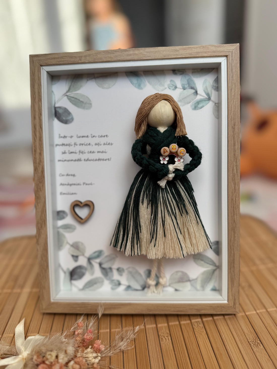 ORNAMENT TABLOU CU PĂPUȘI MACRAME_CADOU INVATATOARE/ EDUCATOARE SAU ORICE OCAZIE - casă & stil de viață - accesorii pentru decorat casa - decorațiuni de pereți, decorațiuni suspendate - decorațiuni perete, macramé - Artynos.ro ORNAMENT TABLOU CU PĂPUȘI MACRAME_CADOU INVATATOARE/ EDUCATOARE SAU ORICE OCAZIE - casă & stil de viață - accesorii pentru decorat casa - decorațiuni de pereți, decorațiuni suspendate - decorațiuni perete, macramé - Artynos.ro