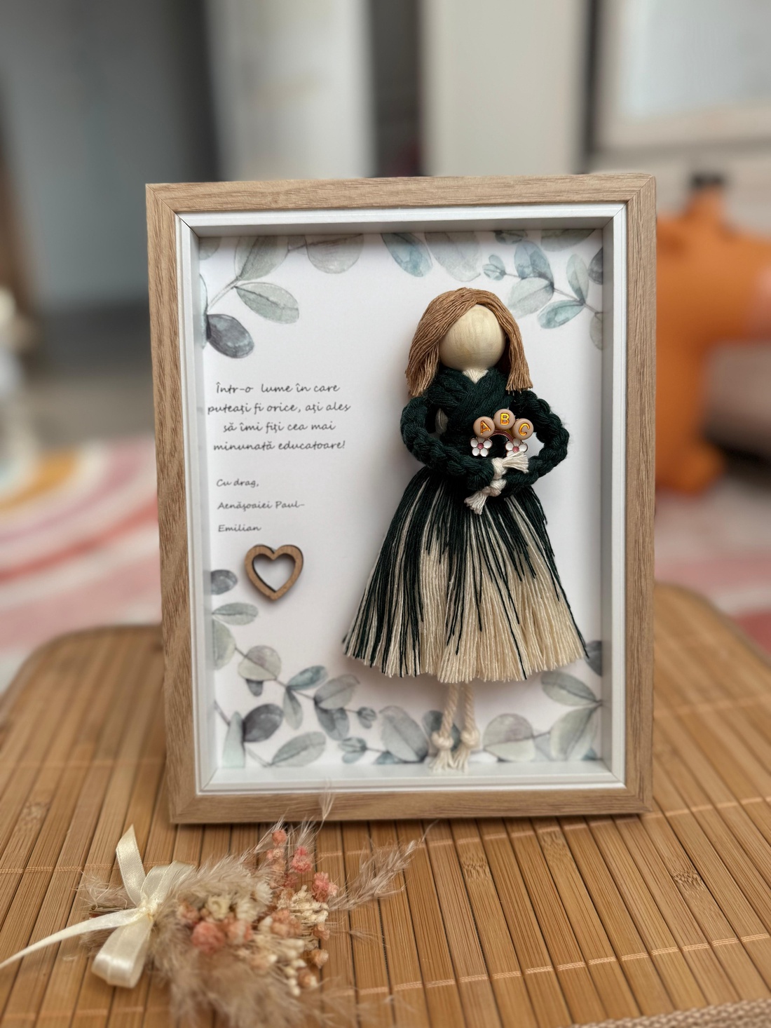 ORNAMENT TABLOU CU PĂPUȘI MACRAME_CADOU INVATATOARE/ EDUCATOARE SAU ORICE OCAZIE - casă & stil de viață - accesorii pentru decorat casa - decorațiuni de pereți, decorațiuni suspendate - decorațiuni perete, macramé - Artynos.ro ORNAMENT TABLOU CU PĂPUȘI MACRAME_CADOU INVATATOARE/ EDUCATOARE SAU ORICE OCAZIE - casă & stil de viață - accesorii pentru decorat casa - decorațiuni de pereți, decorațiuni suspendate - decorațiuni perete, macramé - Artynos.ro