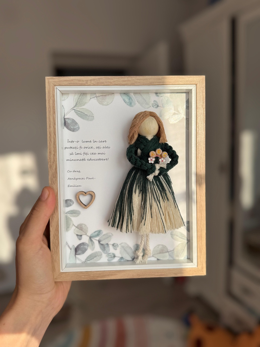 ORNAMENT TABLOU CU PĂPUȘI MACRAME_CADOU INVATATOARE/ EDUCATOARE SAU ORICE OCAZIE - casă & stil de viață - accesorii pentru decorat casa - decorațiuni de pereți, decorațiuni suspendate - decorațiuni perete, macramé - Artynos.ro ORNAMENT TABLOU CU PĂPUȘI MACRAME_CADOU INVATATOARE/ EDUCATOARE SAU ORICE OCAZIE - casă & stil de viață - accesorii pentru decorat casa - decorațiuni de pereți, decorațiuni suspendate - decorațiuni perete, macramé - Artynos.ro