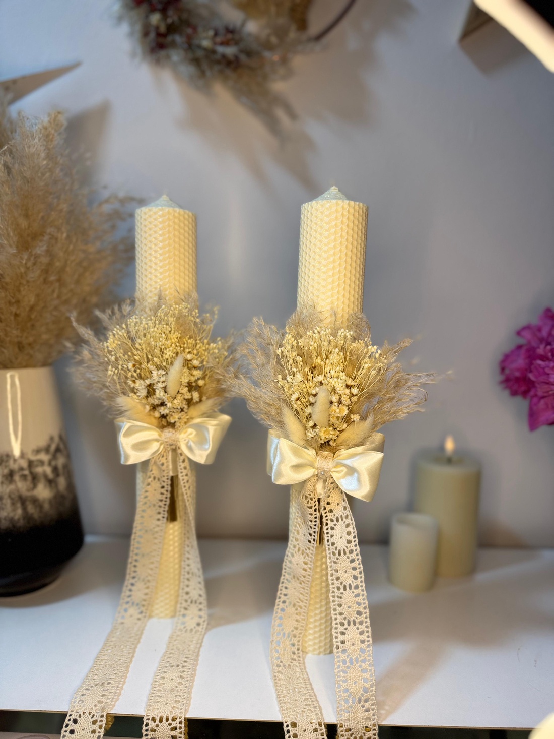 Lumanare cununie nunta sau botez din ceara naturala decorate cu flori uscate - accesorii nuntă - materiale decor pentru nuntă - decorațiuni pentru masa de nuntă - Artynos.ro Lumanare cununie nunta sau botez din ceara naturala decorate cu flori uscate - accesorii nuntă - materiale decor pentru nuntă - decorațiuni pentru masa de nuntă - Artynos.ro