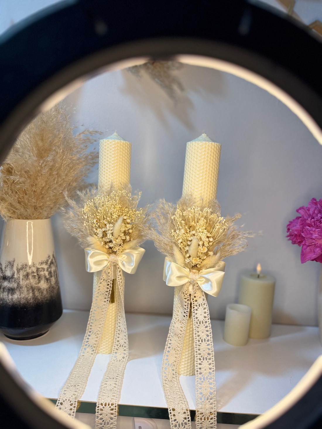 Lumanare cununie nunta sau botez din ceara naturala decorate cu flori uscate - accesorii nuntă - materiale decor pentru nuntă - decorațiuni pentru masa de nuntă - Artynos.ro Lumanare cununie nunta sau botez din ceara naturala decorate cu flori uscate - accesorii nuntă - materiale decor pentru nuntă - decorațiuni pentru masa de nuntă - Artynos.ro