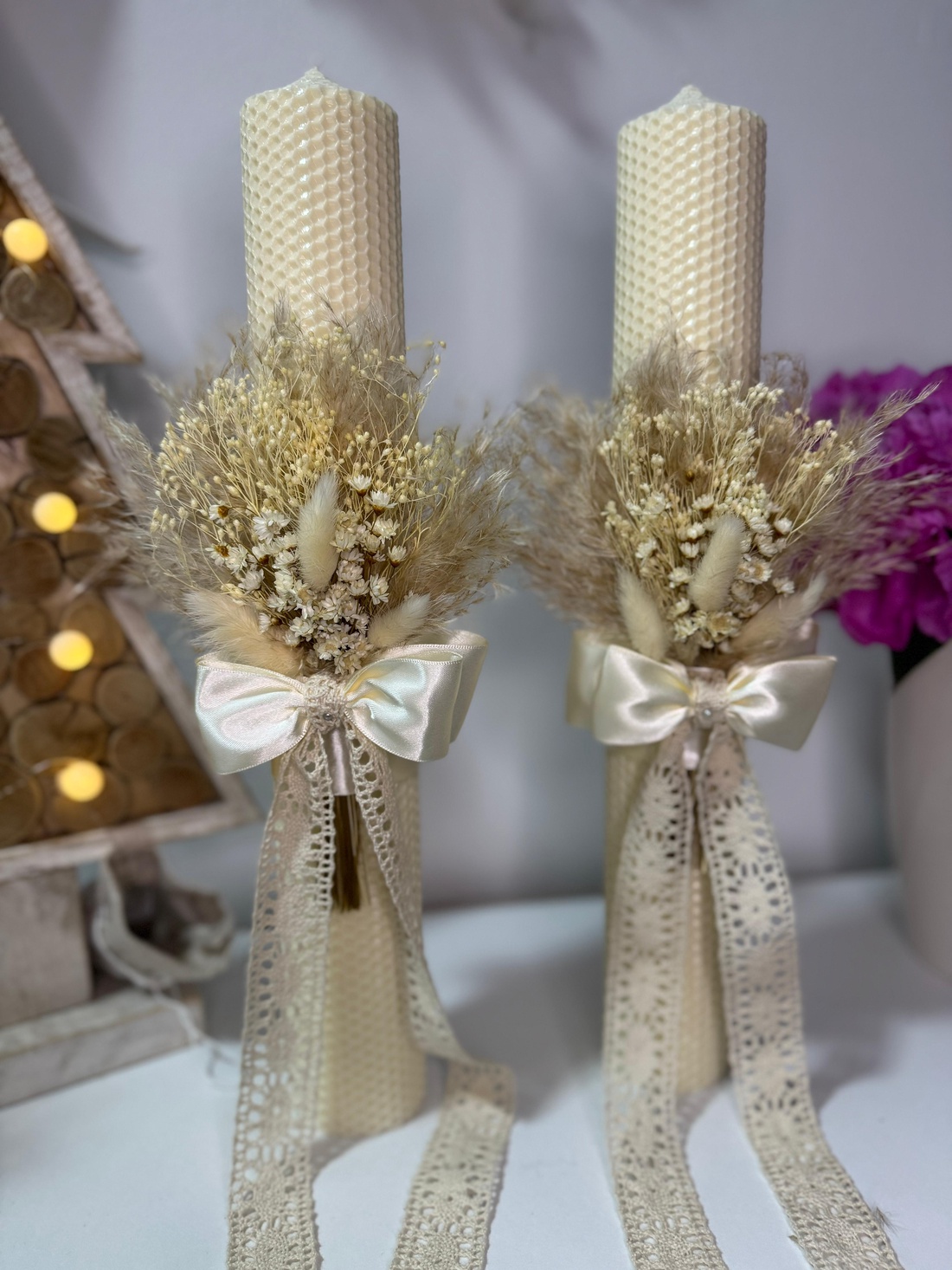Lumanare cununie nunta sau botez din ceara naturala decorate cu flori uscate - accesorii nuntă - materiale decor pentru nuntă - decorațiuni pentru masa de nuntă - Artynos.ro Lumanare cununie nunta sau botez din ceara naturala decorate cu flori uscate - accesorii nuntă - materiale decor pentru nuntă - decorațiuni pentru masa de nuntă - Artynos.ro
