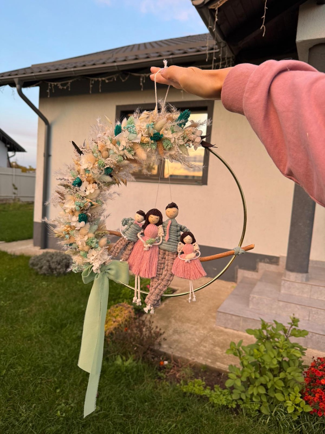 CORONITA ORNAMENT PERETE CU PĂPUȘI MACRAME_CADOU FAMILIE - casă & stil de viață - accesorii pentru decorat casa - decorațiuni de pereți, decorațiuni suspendate - decorațiuni perete, macramé - Artynos.ro