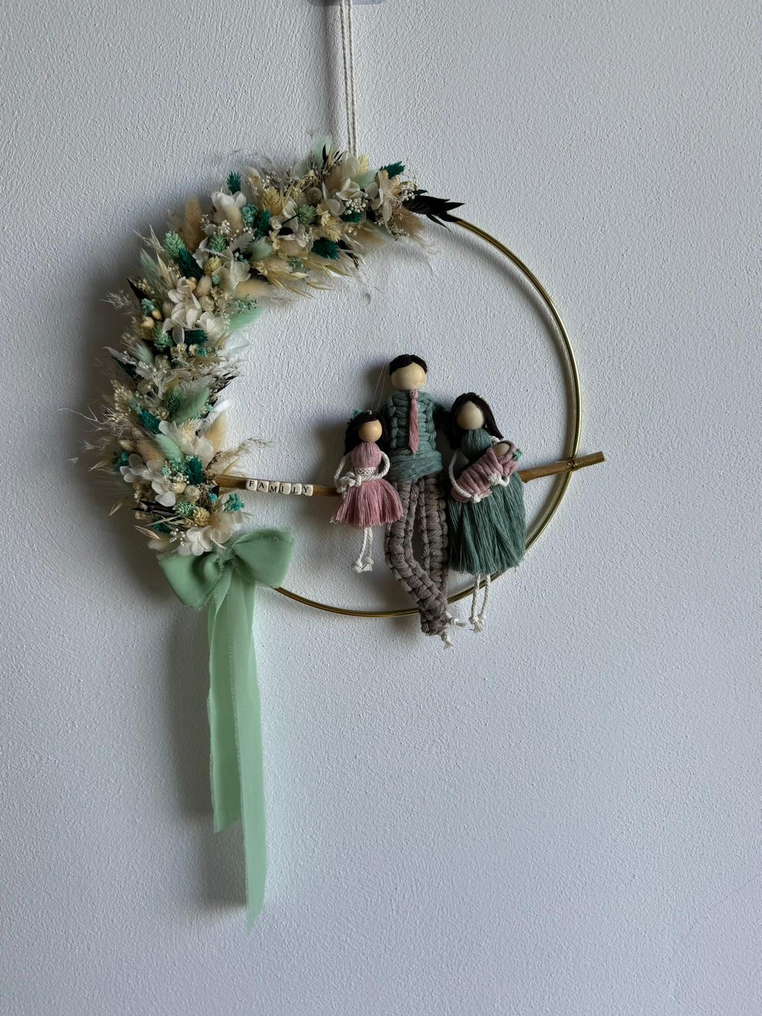 CORONITA ORNAMENT PERETE CU PĂPUȘI MACRAME_CADOU FAMILIE - casă & stil de viață - accesorii pentru decorat casa - decorațiuni de pereți, decorațiuni suspendate - decorațiuni perete, macramé - Artynos.ro