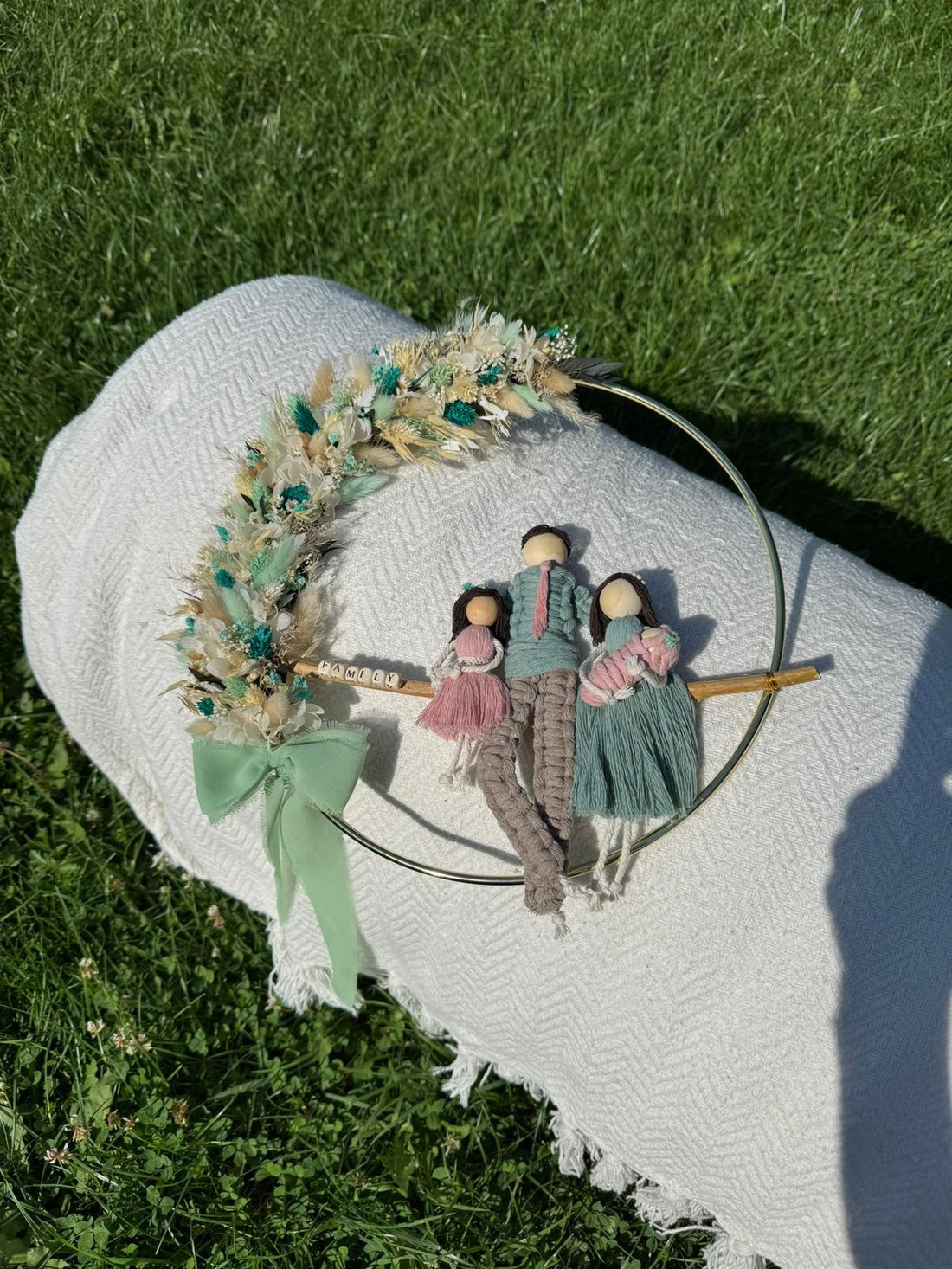 CORONITA ORNAMENT PERETE CU PĂPUȘI MACRAME_CADOU FAMILIE - casă & stil de viață - accesorii pentru decorat casa - decorațiuni de pereți, decorațiuni suspendate - decorațiuni perete, macramé - Artynos.ro