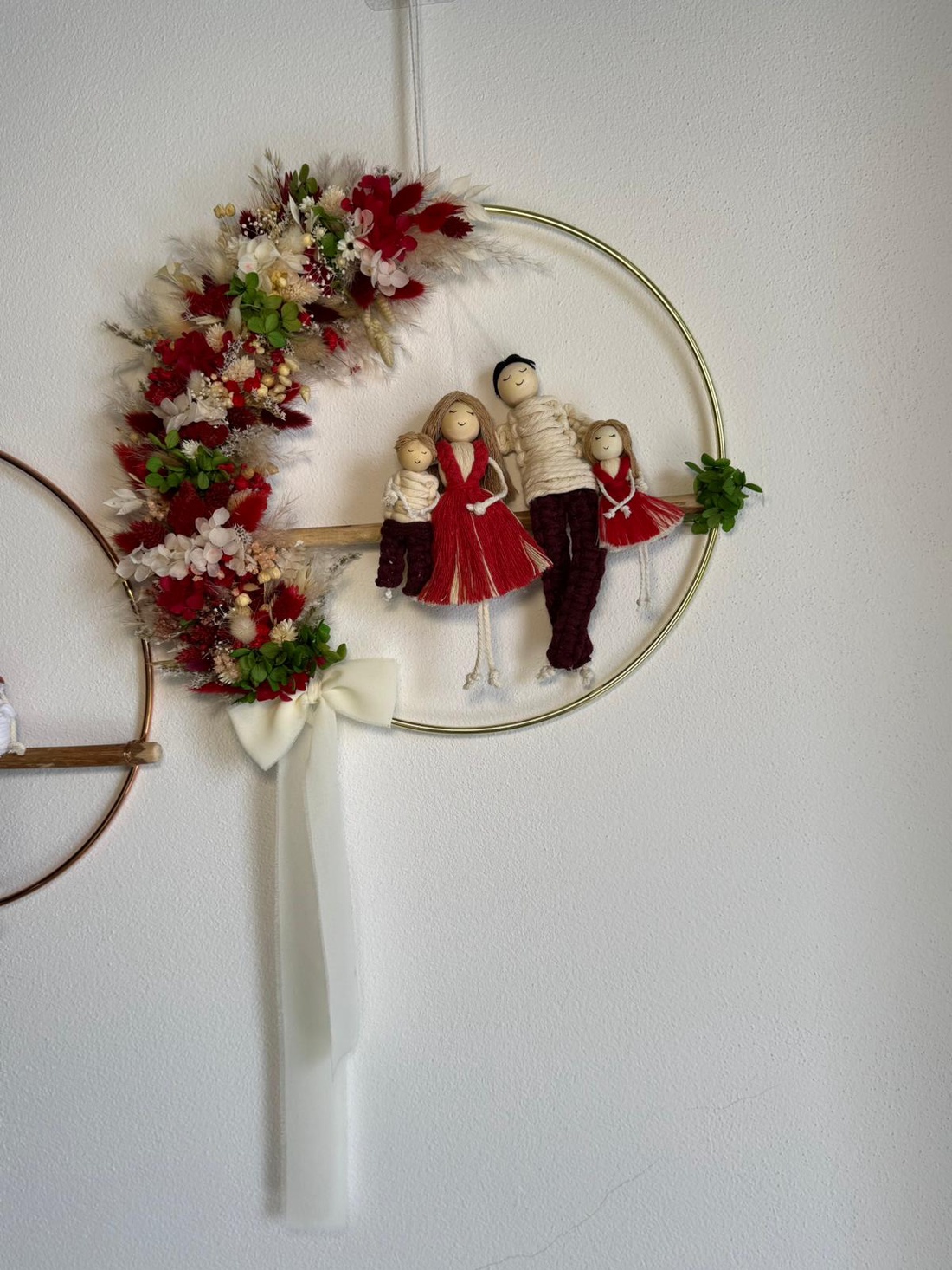 CORONITA ORNAMENT PERETE CU PĂPUȘI MACRAME_CADOU FAMILIE - casă & stil de viață - accesorii pentru decorat casa - decorațiuni de pereți, decorațiuni suspendate - decorațiuni perete, macramé - Artynos.ro