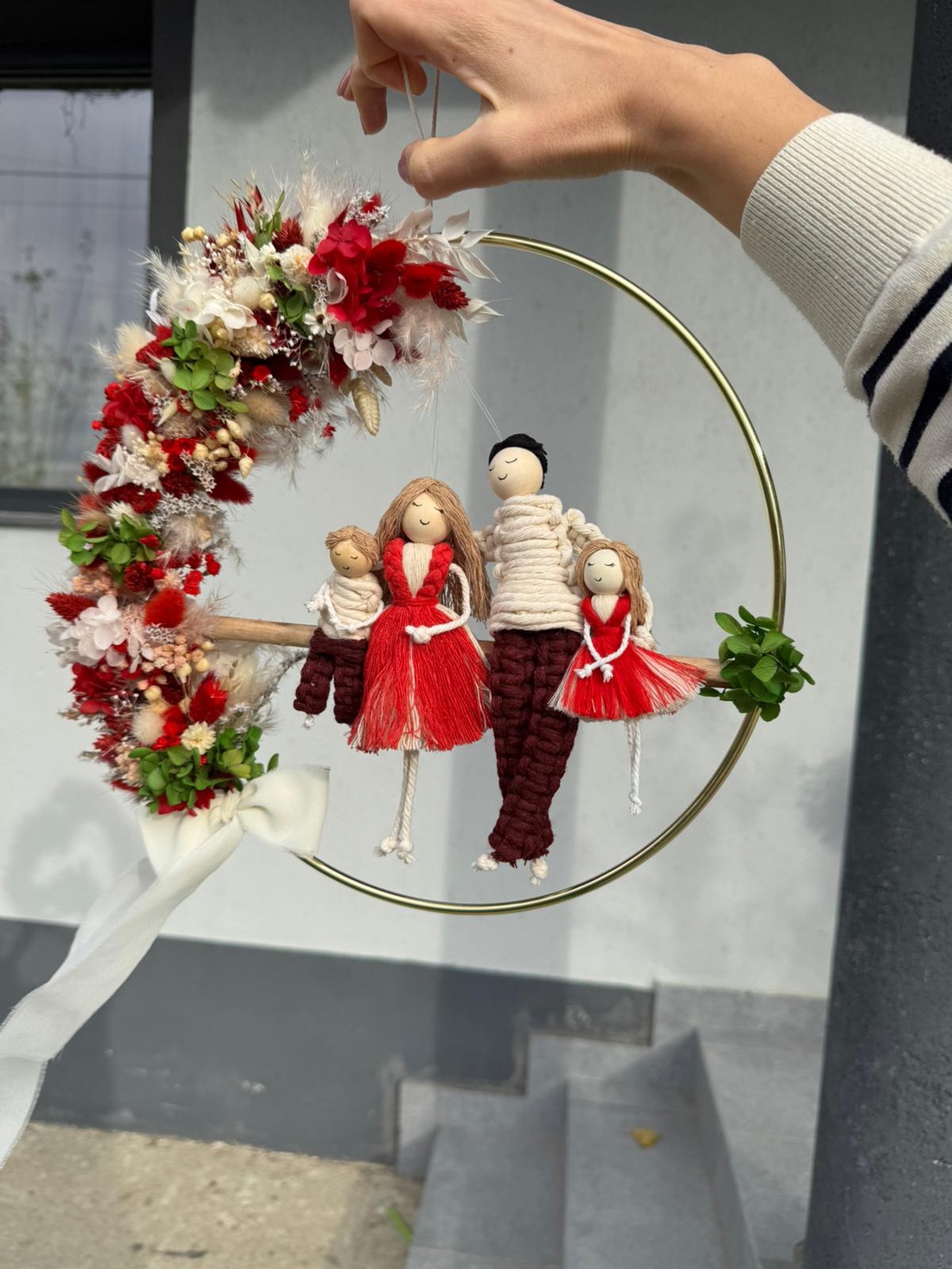 CORONITA ORNAMENT PERETE CU PĂPUȘI MACRAME_CADOU FAMILIE - casă & stil de viață - accesorii pentru decorat casa - decorațiuni de pereți, decorațiuni suspendate - decorațiuni perete, macramé - Artynos.ro