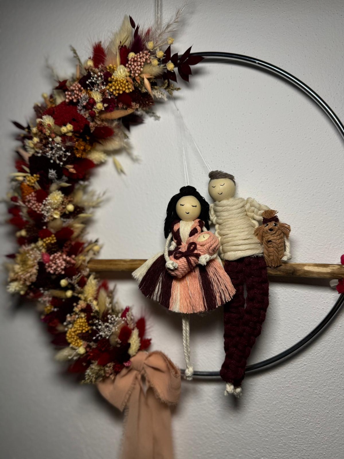 CORONITA ORNAMENT PERETE CU PĂPUȘI MACRAME_CADOU FAMILIE - casă & stil de viață - accesorii pentru decorat casa - decorațiuni de pereți, decorațiuni suspendate - decorațiuni perete, macramé - Artynos.ro