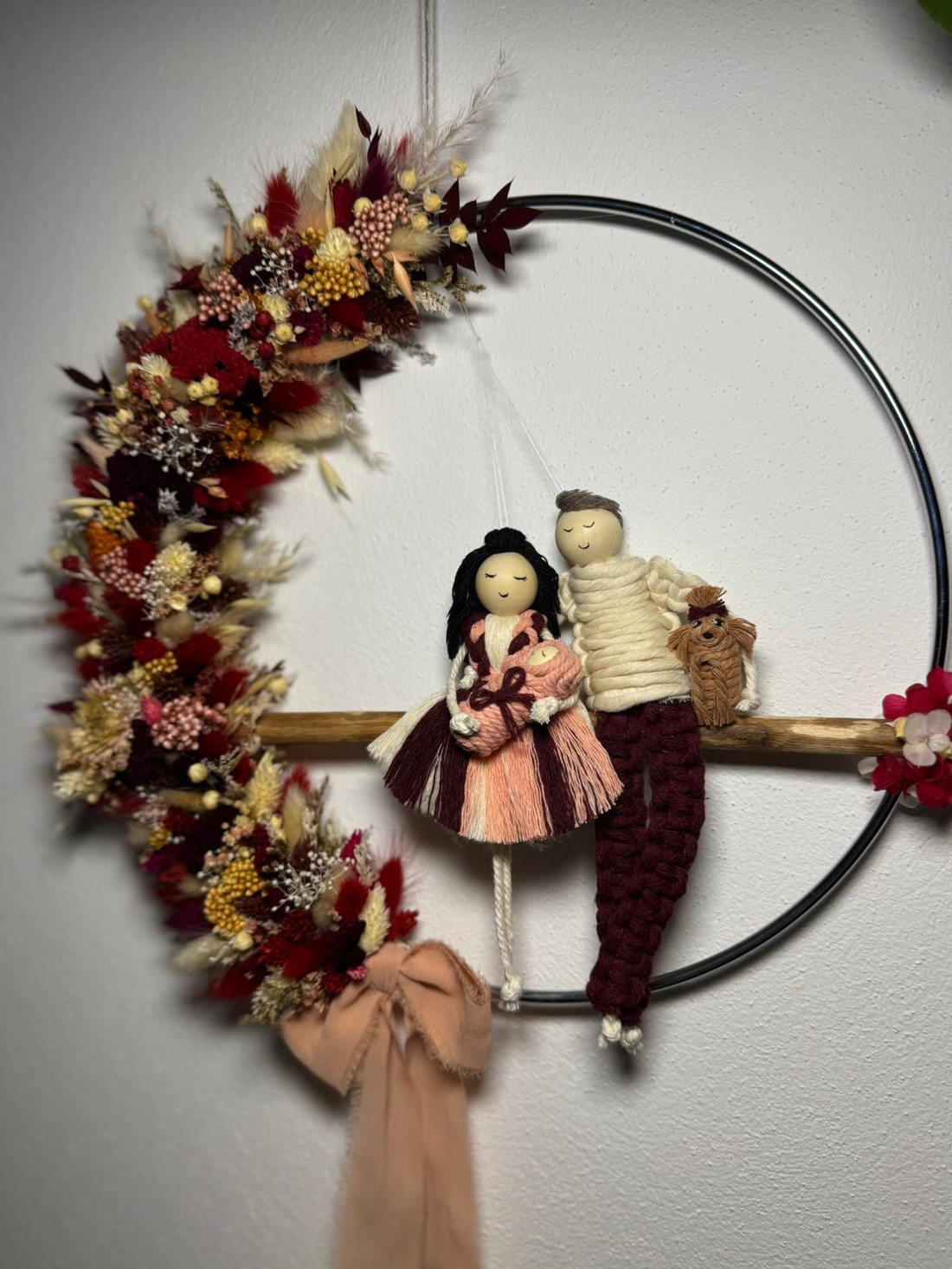 CORONITA ORNAMENT PERETE CU PĂPUȘI MACRAME_CADOU FAMILIE - casă & stil de viață - accesorii pentru decorat casa - decorațiuni de pereți, decorațiuni suspendate - decorațiuni perete, macramé - Artynos.ro