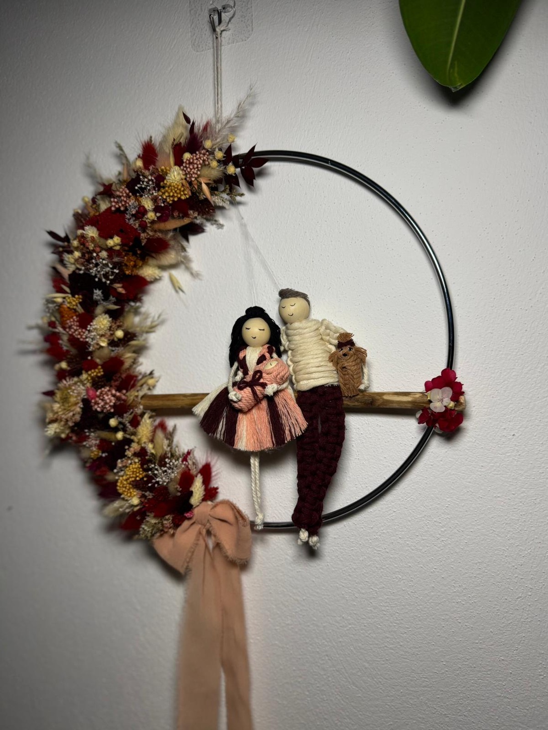 CORONITA ORNAMENT PERETE CU PĂPUȘI MACRAME_CADOU FAMILIE - casă & stil de viață - accesorii pentru decorat casa - decorațiuni de pereți, decorațiuni suspendate - decorațiuni perete, macramé - Artynos.ro