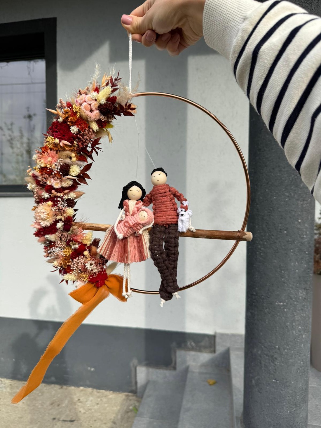 CORONITA ORNAMENT PERETE CU PĂPUȘI MACRAME_CADOU FAMILIE - casă & stil de viață - accesorii pentru decorat casa - decorațiuni de pereți, decorațiuni suspendate - decorațiuni perete, macramé - Artynos.ro