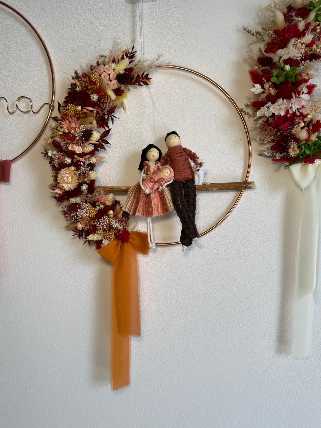 CORONITA ORNAMENT PERETE CU PĂPUȘI MACRAME_CADOU FAMILIE - casă & stil de viață - accesorii pentru decorat casa - decorațiuni de pereți, decorațiuni suspendate - decorațiuni perete, macramé - Artynos.ro