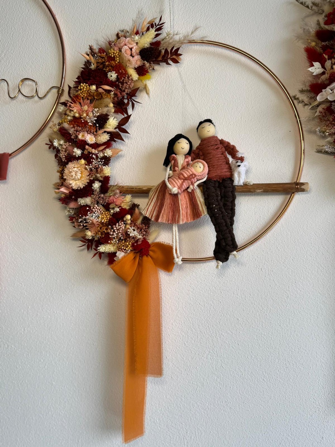 CORONITA ORNAMENT PERETE CU PĂPUȘI MACRAME_CADOU FAMILIE - casă & stil de viață - accesorii pentru decorat casa - decorațiuni de pereți, decorațiuni suspendate - decorațiuni perete, macramé - Artynos.ro