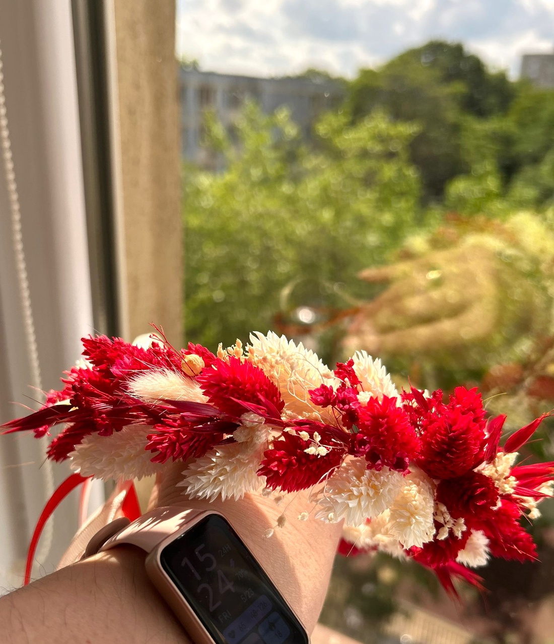 Coroniță din flori uscate � model reglabil, cromatică roșu-alb  - accesorii nuntă - ornamente de păr de nuntă - accesorii păr nuntă - Artynos.ro
