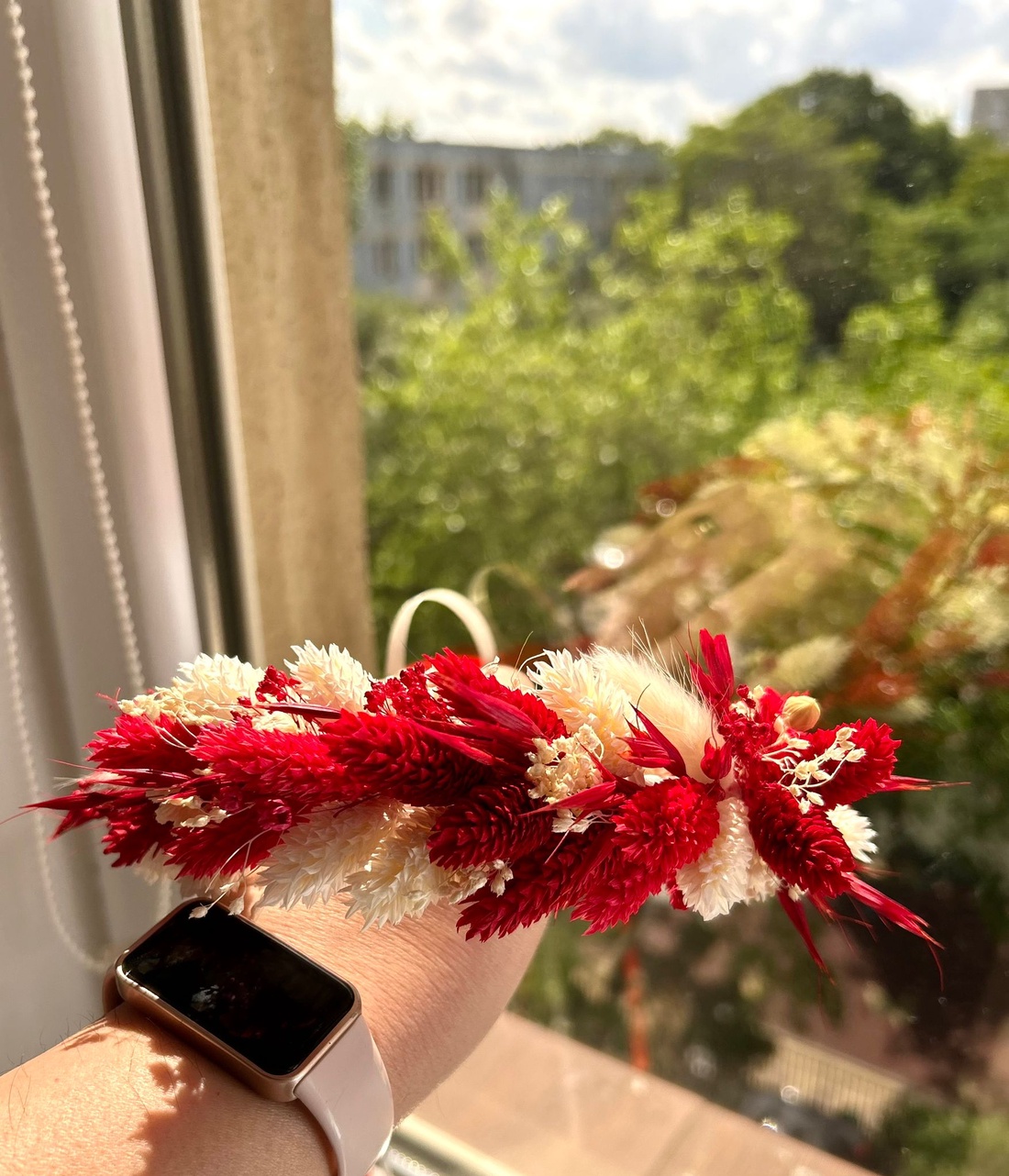 Coroniță din flori uscate � model reglabil, cromatică roșu-alb  - accesorii nuntă - ornamente de păr de nuntă - accesorii păr nuntă - Artynos.ro