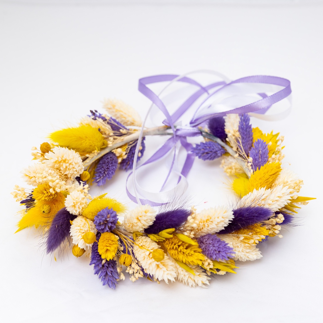 Coroniță din flori uscate, model reglabil, cromatica alb-galben-mov - accesorii nuntă - ornamente de păr de nuntă - accesorii păr nuntă - Artynos.ro