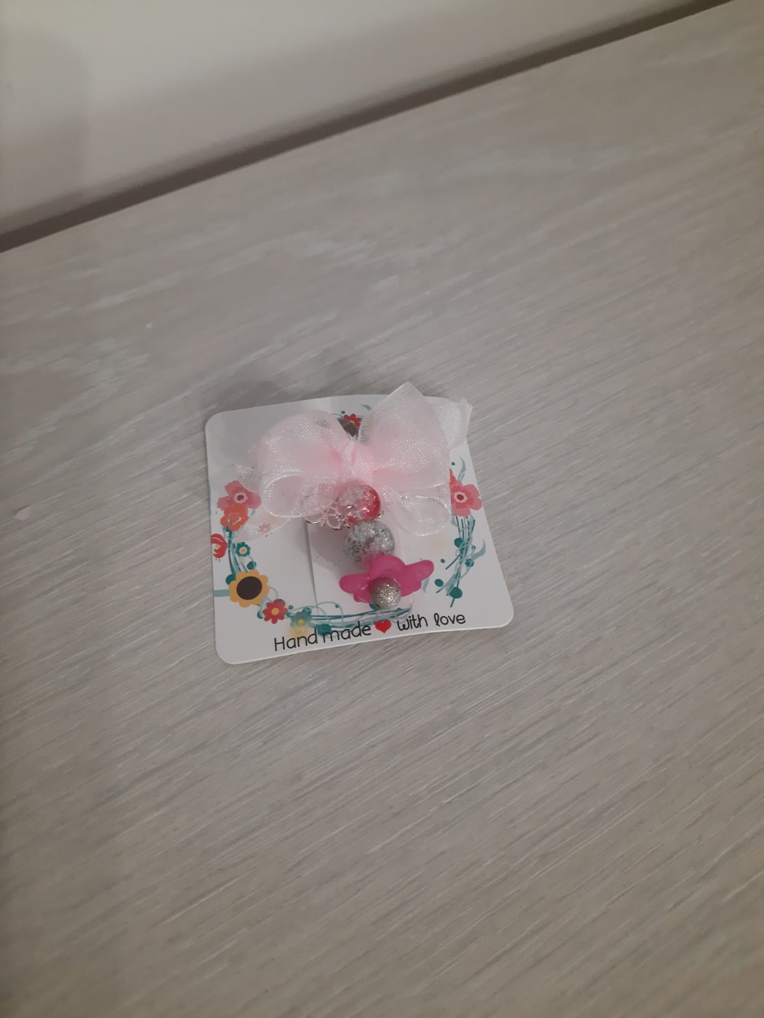 Clama cu funda roz si margele - îmbrăcăminte și modă - accesorii păr - bandă de păr și agrafe păr - Artynos.ro Clama cu funda roz si margele - îmbrăcăminte și modă - accesorii păr - bandă de păr și agrafe păr - Artynos.ro