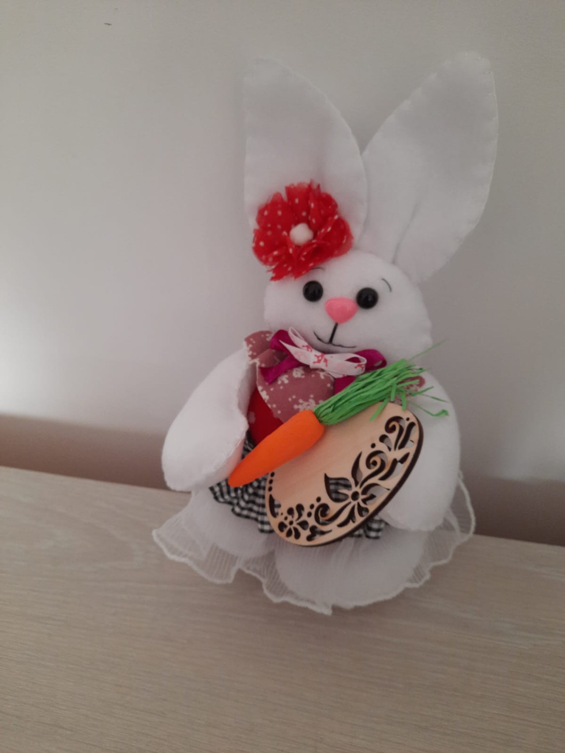 Decoratiune iepuras cu floare rosie - casă & stil de viață - echipament pentru camera copiilor - decorațiuni pentru camera copilului - Artynos.ro Decoratiune iepuras cu floare rosie - casă & stil de viață - echipament pentru camera copiilor - decorațiuni pentru camera copilului - Artynos.ro
