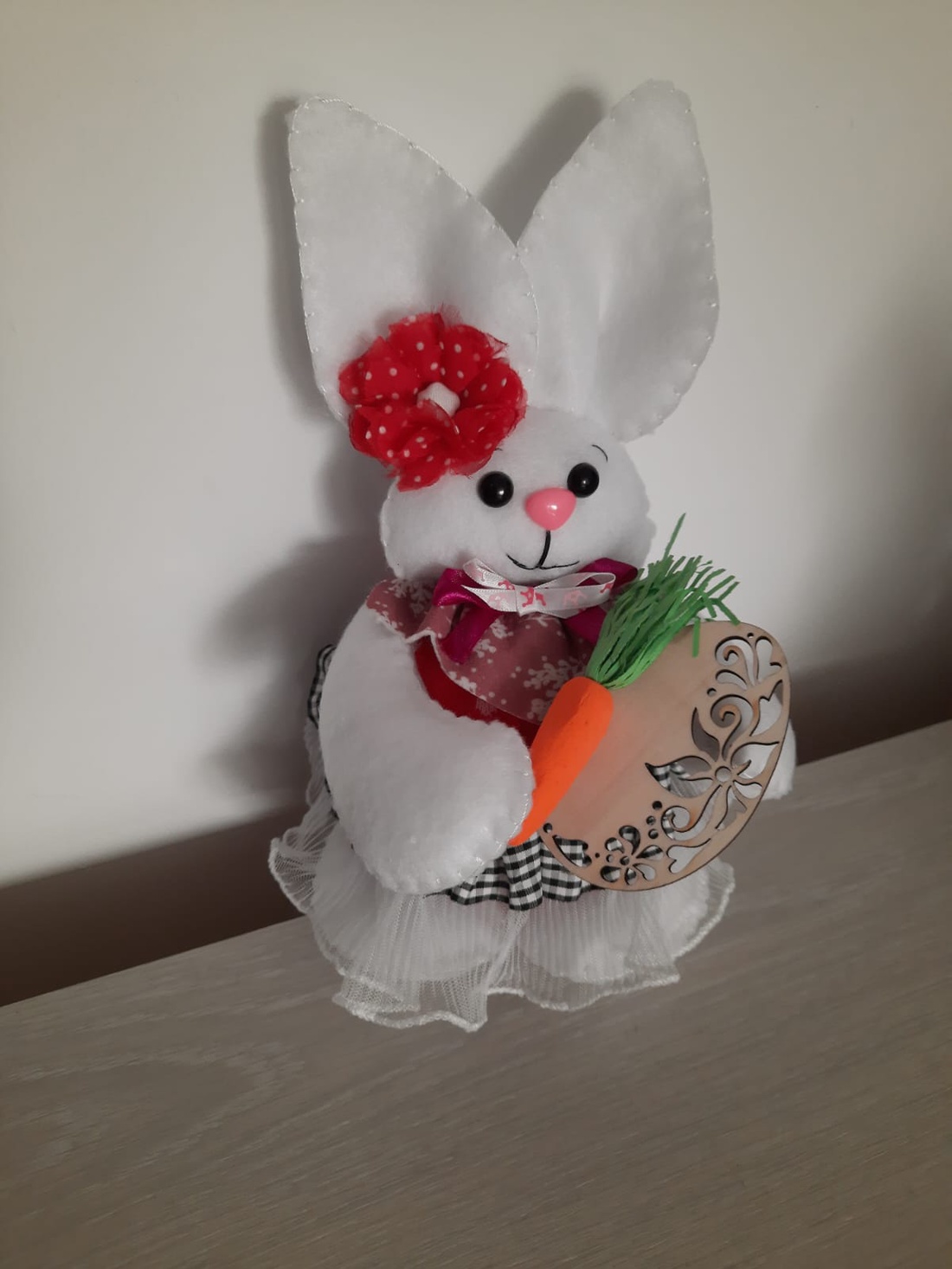 Decoratiune iepuras cu floare rosie - casă & stil de viață - echipament pentru camera copiilor - decorațiuni pentru camera copilului - Artynos.ro Decoratiune iepuras cu floare rosie - casă & stil de viață - echipament pentru camera copiilor - decorațiuni pentru camera copilului - Artynos.ro