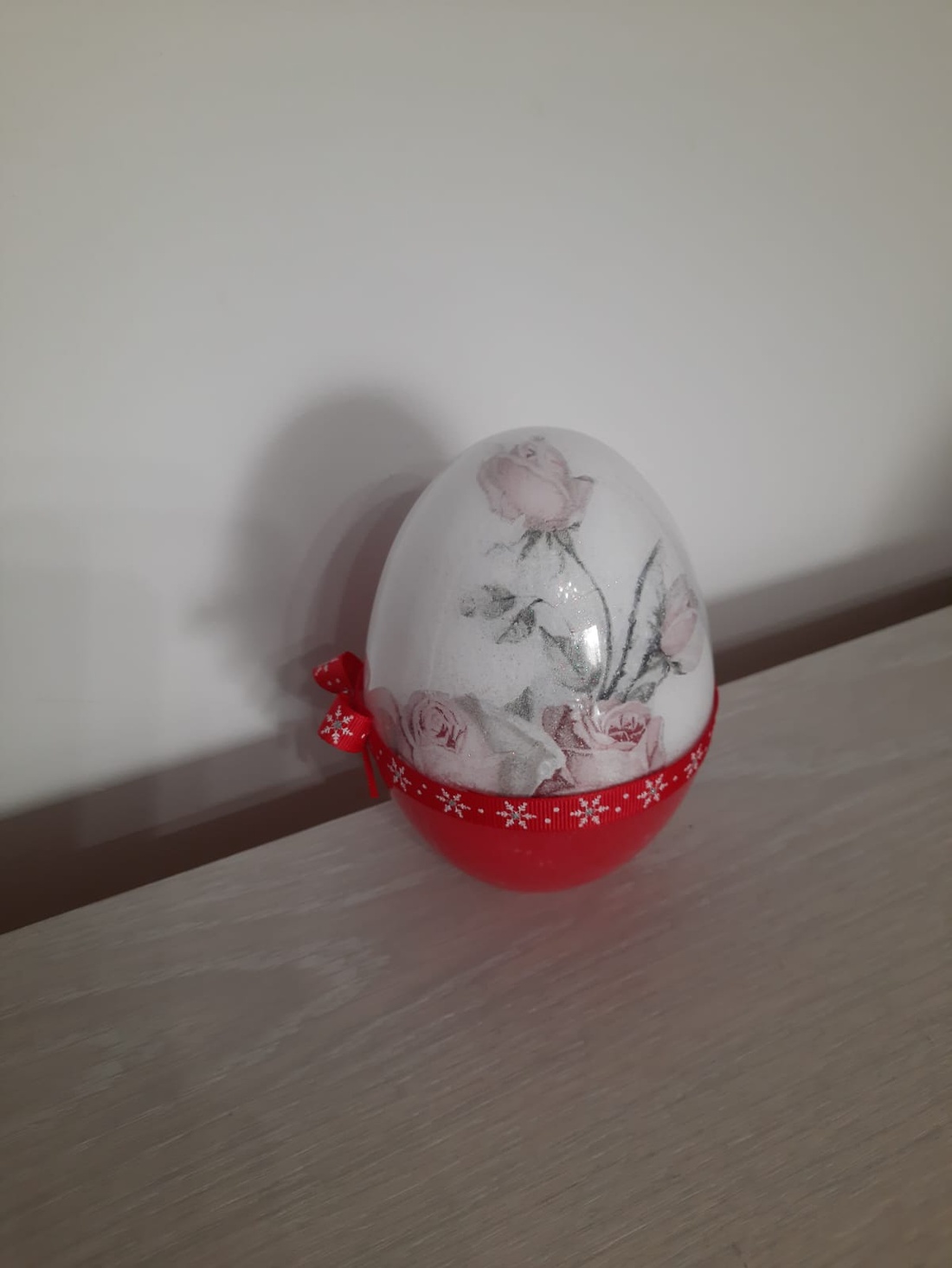 Decoratiune ou vertical cu model trandafiri - casă & stil de viață - accesorii pentru decorat casa - decorațiuni de masă și decorațiuni pentru rafturi - decorațiuni de masă - Artynos.ro Decoratiune ou vertical cu model trandafiri - casă & stil de viață - accesorii pentru decorat casa - decorațiuni de masă și decorațiuni pentru rafturi - decorațiuni de masă - Artynos.ro