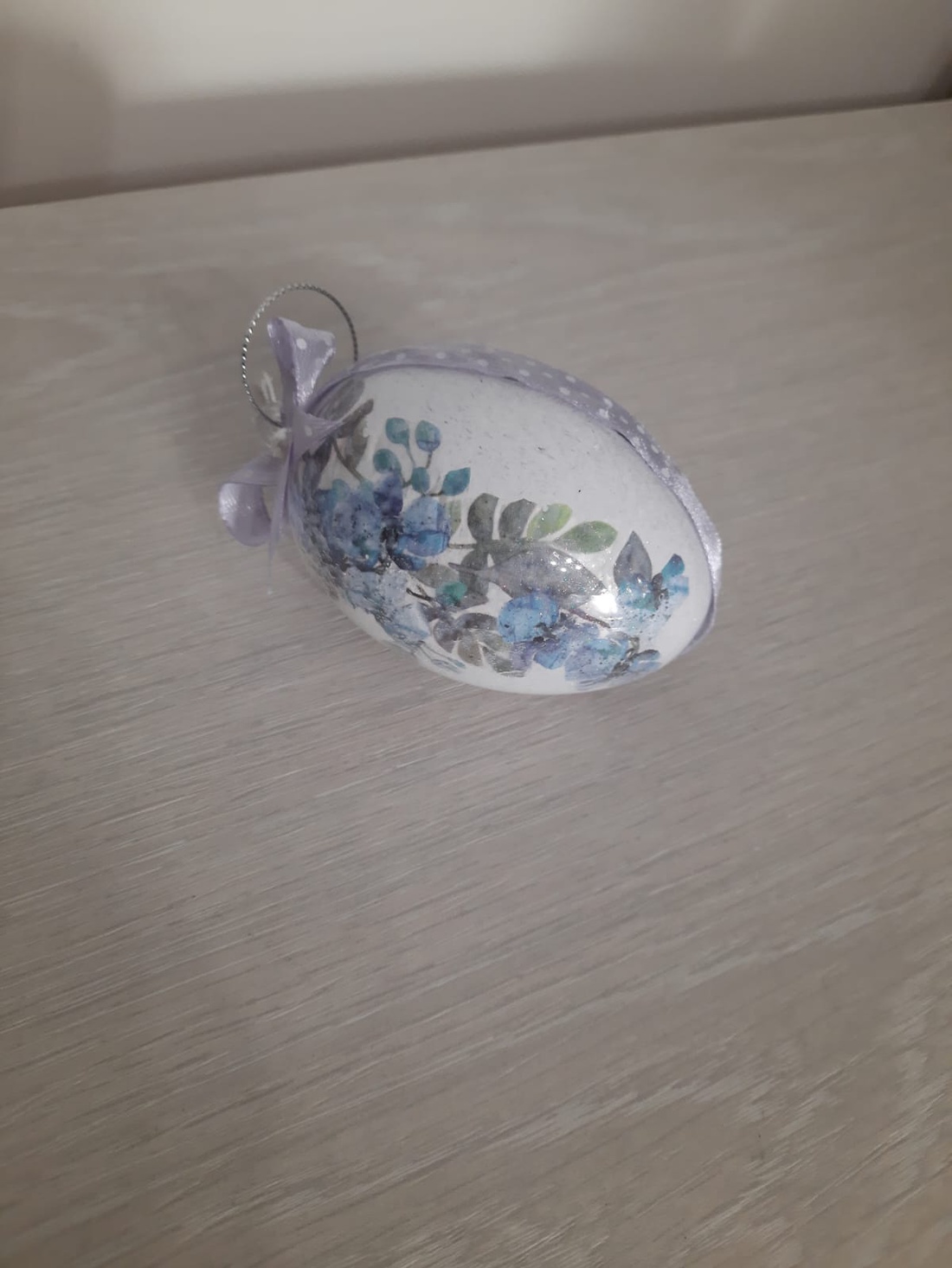 Ou decorativ cu flori albastre si funda cu buline - casă & stil de viață - accesorii pentru decorat casa - decorațiuni de masă și decorațiuni pentru rafturi - decorațiuni de masă - Artynos.ro Ou decorativ cu flori albastre si funda cu buline - casă & stil de viață - accesorii pentru decorat casa - decorațiuni de masă și decorațiuni pentru rafturi - decorațiuni de masă - Artynos.ro