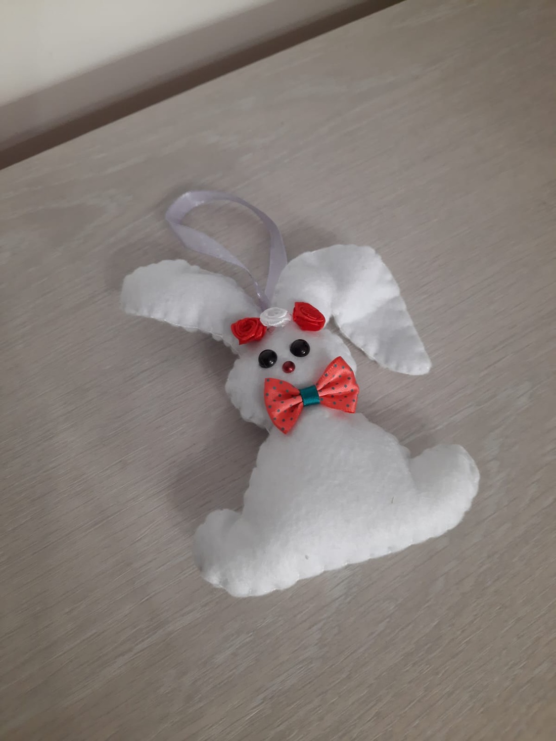 Decoratiune iepuras alb - jucării și echipamente pentru copii - plușuri - iepure de pluș - Artynos.ro Decoratiune iepuras alb - jucării și echipamente pentru copii - plușuri - iepure de pluș - Artynos.ro