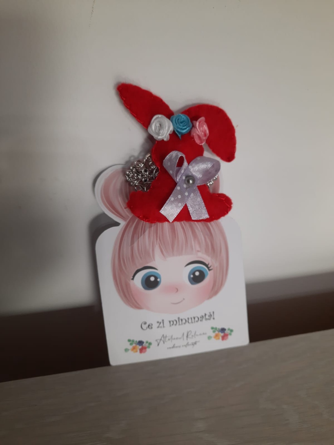 Clama cu iepuras rosu - îmbrăcăminte și modă - accesorii păr - clemă de păr și ac de păr - Artynos.ro Clama cu iepuras rosu - îmbrăcăminte și modă - accesorii păr - clemă de păr și ac de păr - Artynos.ro