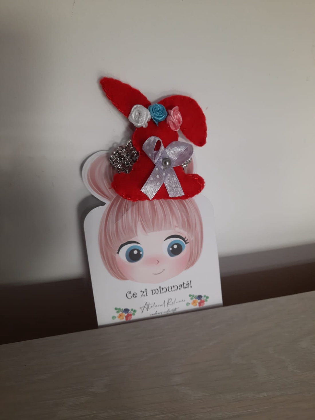 Clama cu iepuras rosu - îmbrăcăminte și modă - accesorii păr - clemă de păr și ac de păr - Artynos.ro Clama cu iepuras rosu - îmbrăcăminte și modă - accesorii păr - clemă de păr și ac de păr - Artynos.ro