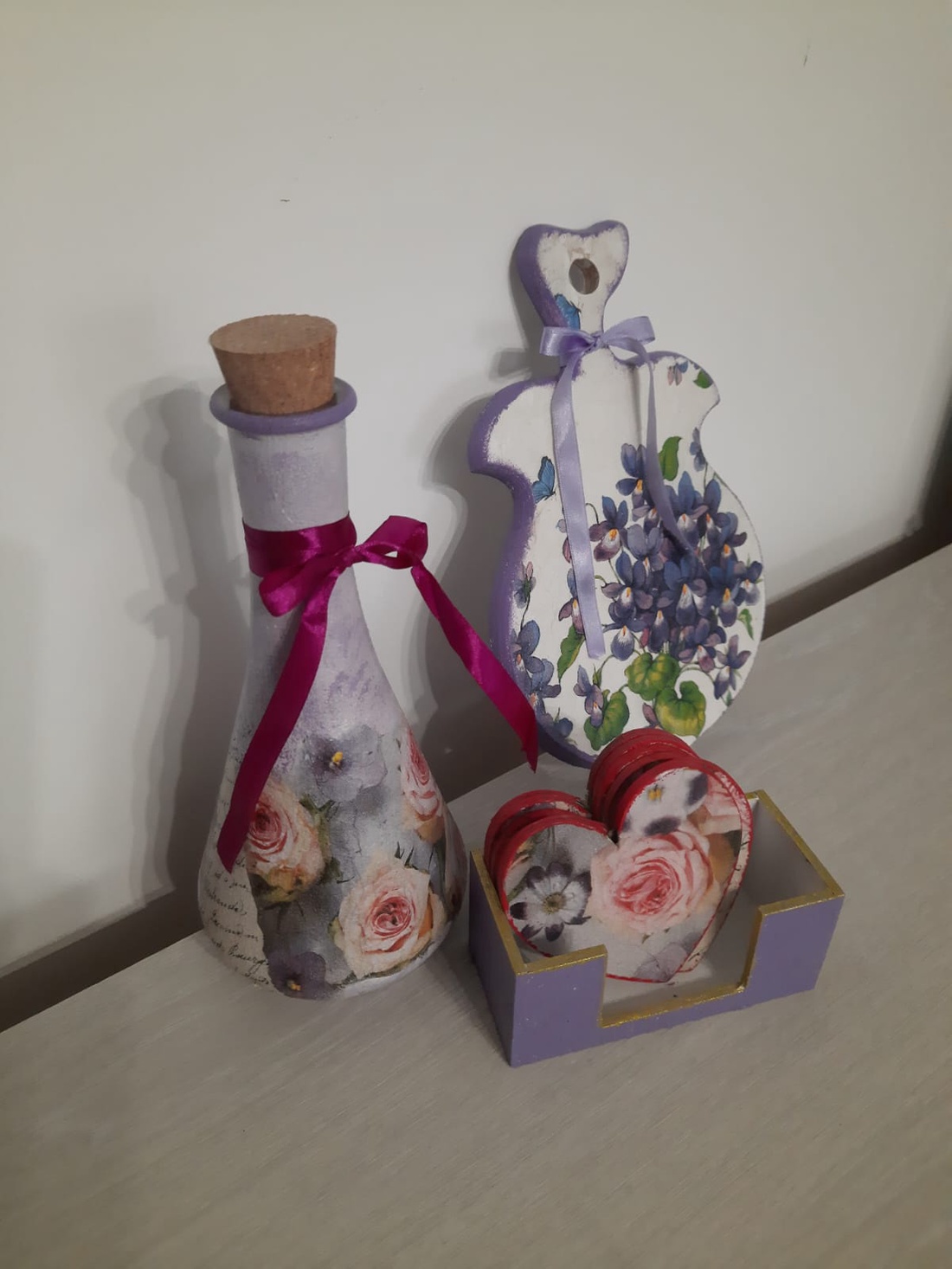 Set sticla mov cu flori, tocator si suporturi pahare - casă & stil de viață - accesorii pentru decorat casa - decorațiuni de masă și decorațiuni pentru rafturi - decorațiuni de masă - Artynos.ro Set sticla mov cu flori, tocator si suporturi pahare - casă & stil de viață - accesorii pentru decorat casa - decorațiuni de masă și decorațiuni pentru rafturi - decorațiuni de masă - Artynos.ro