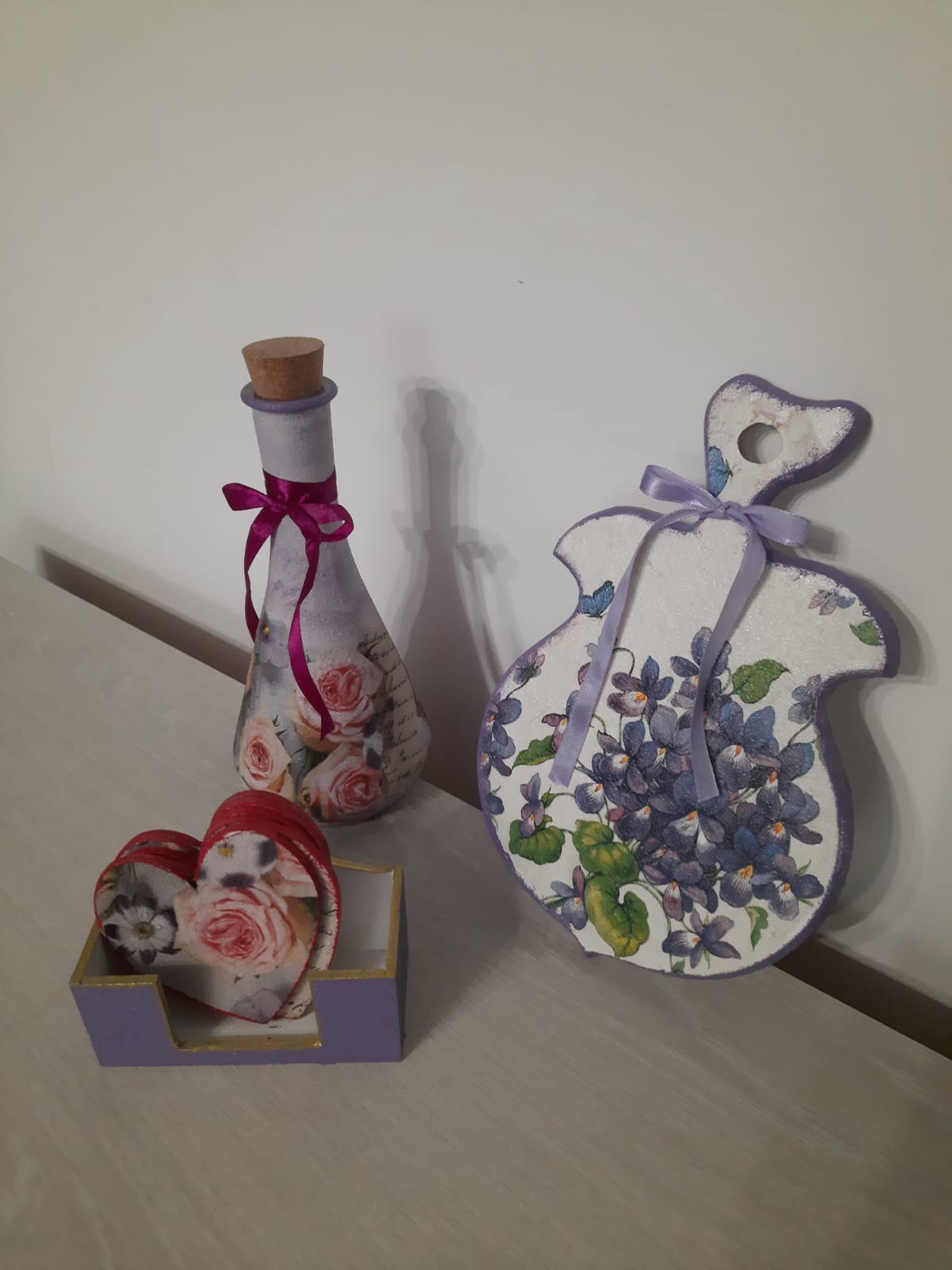Set sticla mov cu flori, tocator si suporturi pahare - casă & stil de viață - accesorii pentru decorat casa - decorațiuni de masă și decorațiuni pentru rafturi - decorațiuni de masă - Artynos.ro Set sticla mov cu flori, tocator si suporturi pahare - casă & stil de viață - accesorii pentru decorat casa - decorațiuni de masă și decorațiuni pentru rafturi - decorațiuni de masă - Artynos.ro