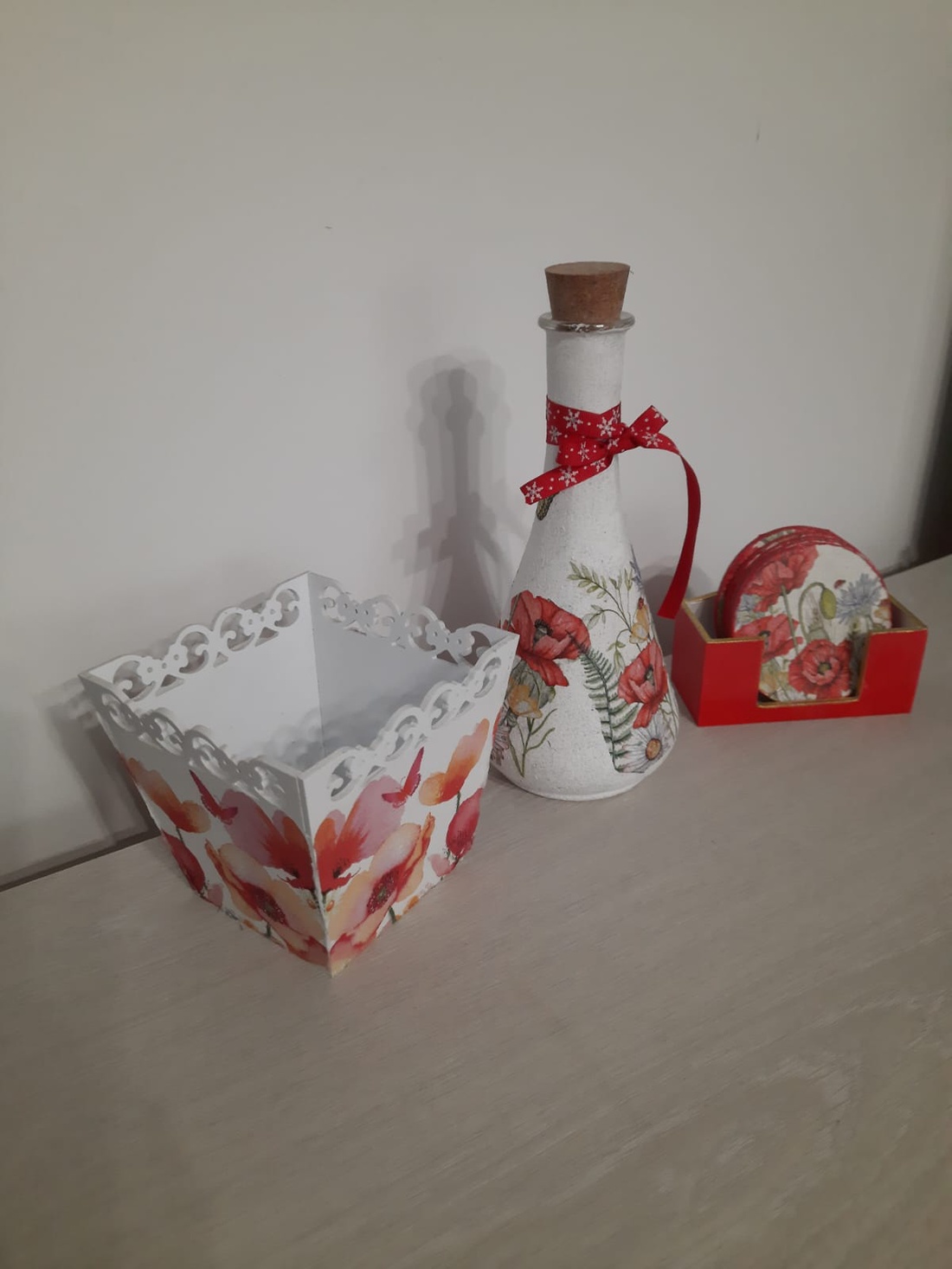 Set sticla cu maci, masca ghiveci mic si suporturi pahare - casă & stil de viață - accesorii pentru decorat casa - decorațiuni de masă și decorațiuni pentru rafturi - decorațiuni de masă - Artynos.ro Set sticla cu maci, masca ghiveci mic si suporturi pahare - casă & stil de viață - accesorii pentru decorat casa - decorațiuni de masă și decorațiuni pentru rafturi - decorațiuni de masă - Artynos.ro