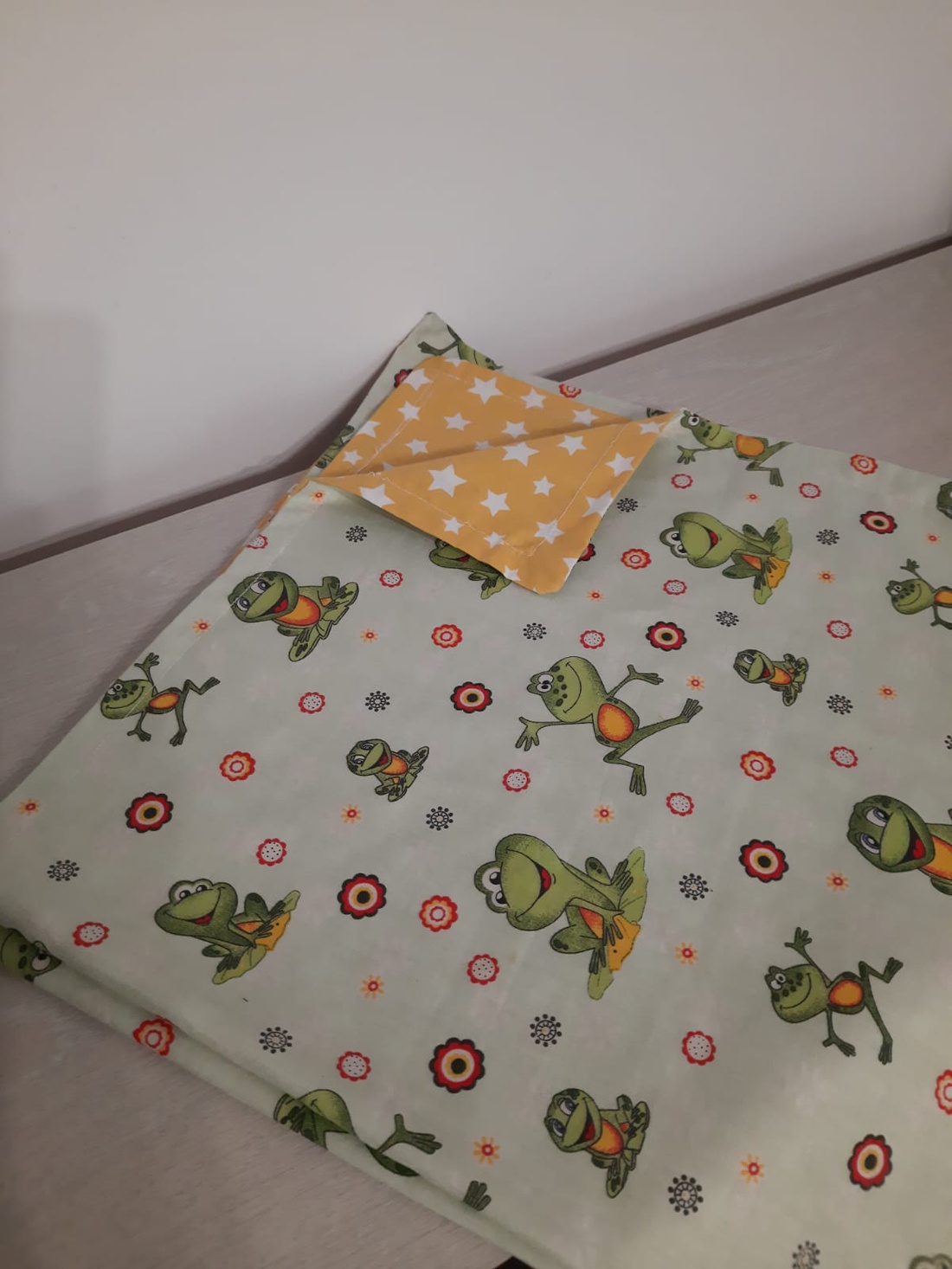 Pled cu doua fete cu broscute - casă & stil de viață - echipament pentru camera copiilor - pături pentru copii - Artynos.ro Pled cu doua fete cu broscute - casă & stil de viață - echipament pentru camera copiilor - pături pentru copii - Artynos.ro