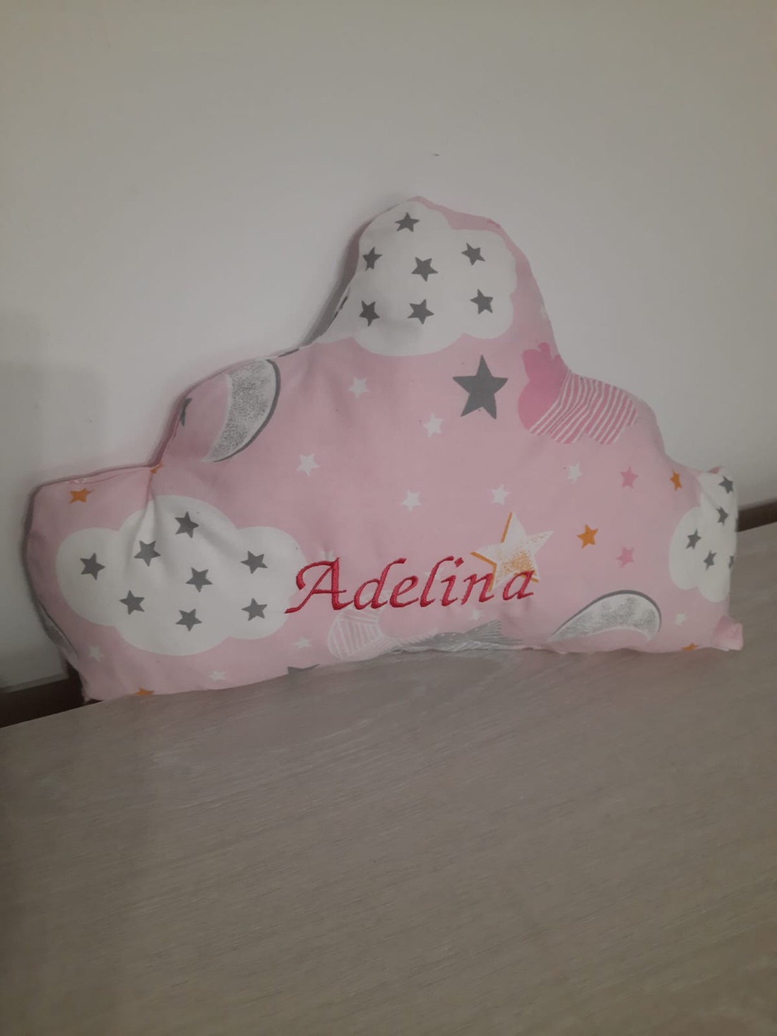Pernuta decorativa roz cu nori si stele - casă & stil de viață - echipament pentru camera copiilor - pernă decor pentru copii - Artynos.ro Pernuta decorativa roz cu nori si stele - casă & stil de viață - echipament pentru camera copiilor - pernă decor pentru copii - Artynos.ro
