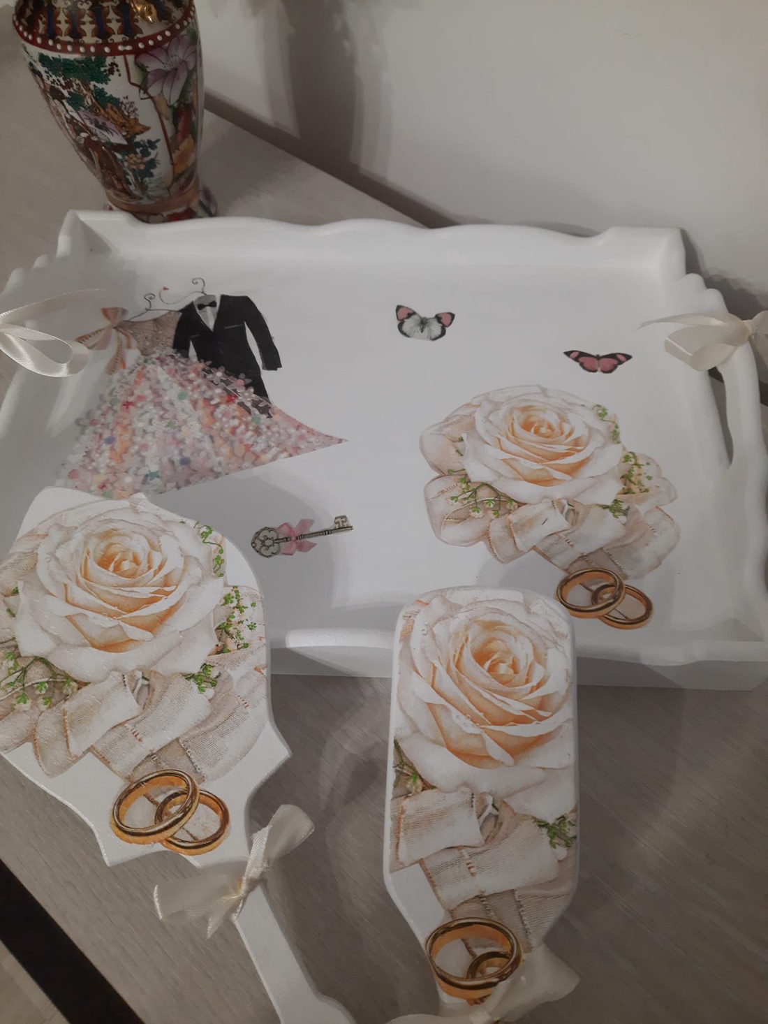 Set cu tava, perie si oglinda pentru nunta - accesorii nuntă - amintiri și cadouri de nuntă - cadou nuntă - set de ceremonie - Artynos.ro Set cu tava, perie si oglinda pentru nunta - accesorii nuntă - amintiri și cadouri de nuntă - cadou nuntă - set de ceremonie - Artynos.ro