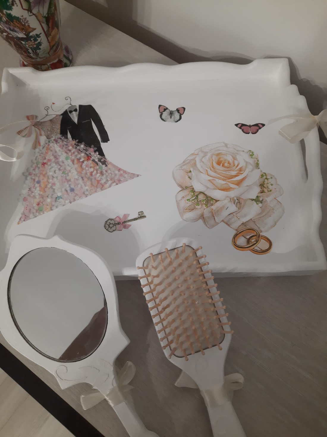 Set cu tava, perie si oglinda pentru nunta - accesorii nuntă - amintiri și cadouri de nuntă - cadou nuntă - set de ceremonie - Artynos.ro Set cu tava, perie si oglinda pentru nunta - accesorii nuntă - amintiri și cadouri de nuntă - cadou nuntă - set de ceremonie - Artynos.ro