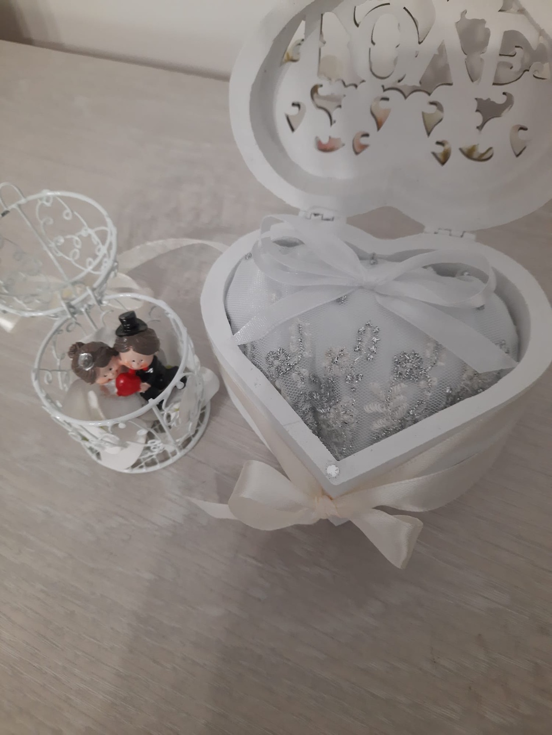 Caseta verighete cu pernuta de satin si dantela - accesorii nuntă - accesorii de nuntă - suport verighete și perne pentru inele - Artynos.ro Caseta verighete cu pernuta de satin si dantela - accesorii nuntă - accesorii de nuntă - suport verighete și perne pentru inele - Artynos.ro