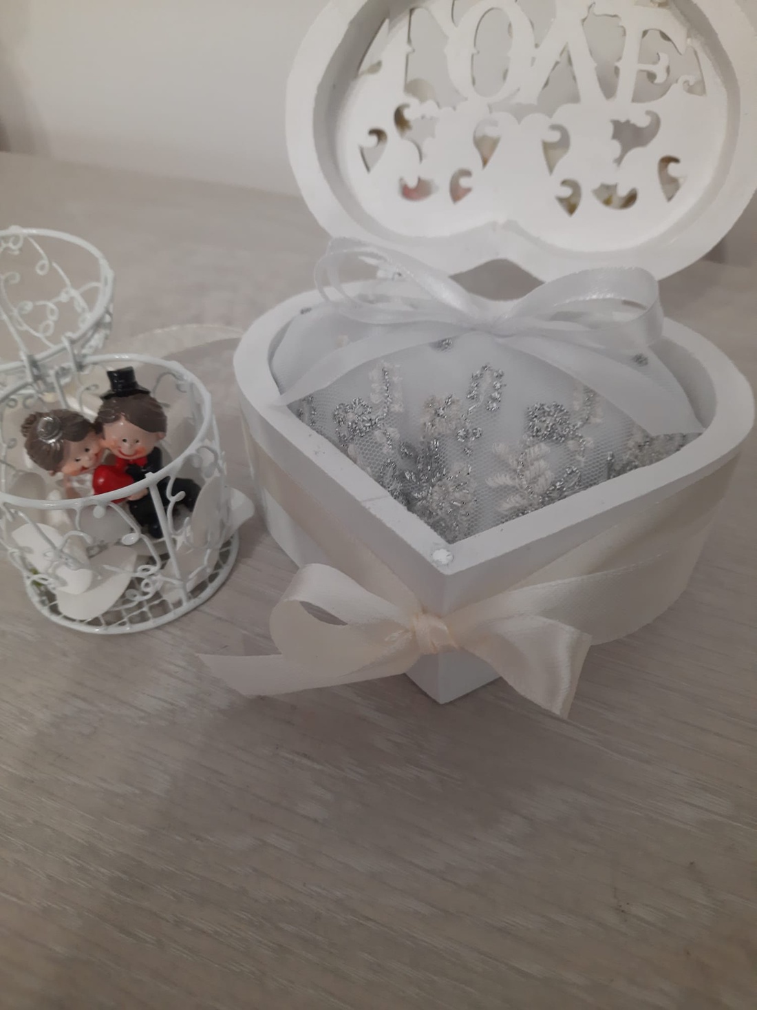 Caseta verighete cu pernuta de satin si dantela - accesorii nuntă - accesorii de nuntă - suport verighete și perne pentru inele - Artynos.ro Caseta verighete cu pernuta de satin si dantela - accesorii nuntă - accesorii de nuntă - suport verighete și perne pentru inele - Artynos.ro