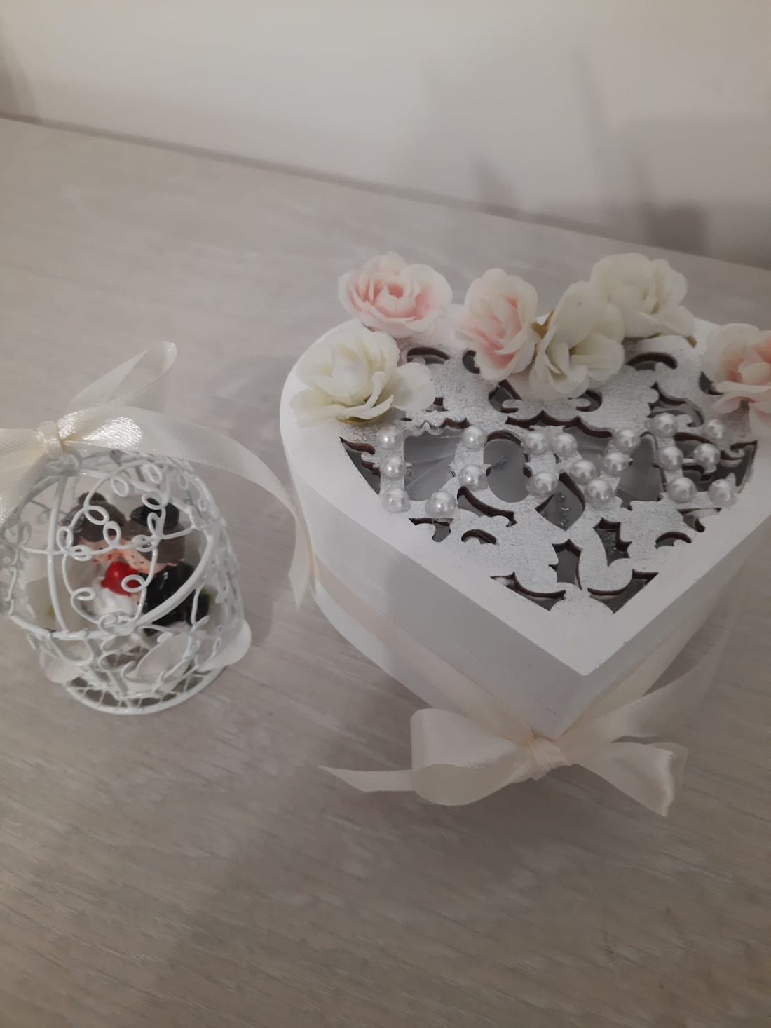 Caseta verighete cu pernuta de satin si dantela - accesorii nuntă - accesorii de nuntă - suport verighete și perne pentru inele - Artynos.ro Caseta verighete cu pernuta de satin si dantela - accesorii nuntă - accesorii de nuntă - suport verighete și perne pentru inele - Artynos.ro