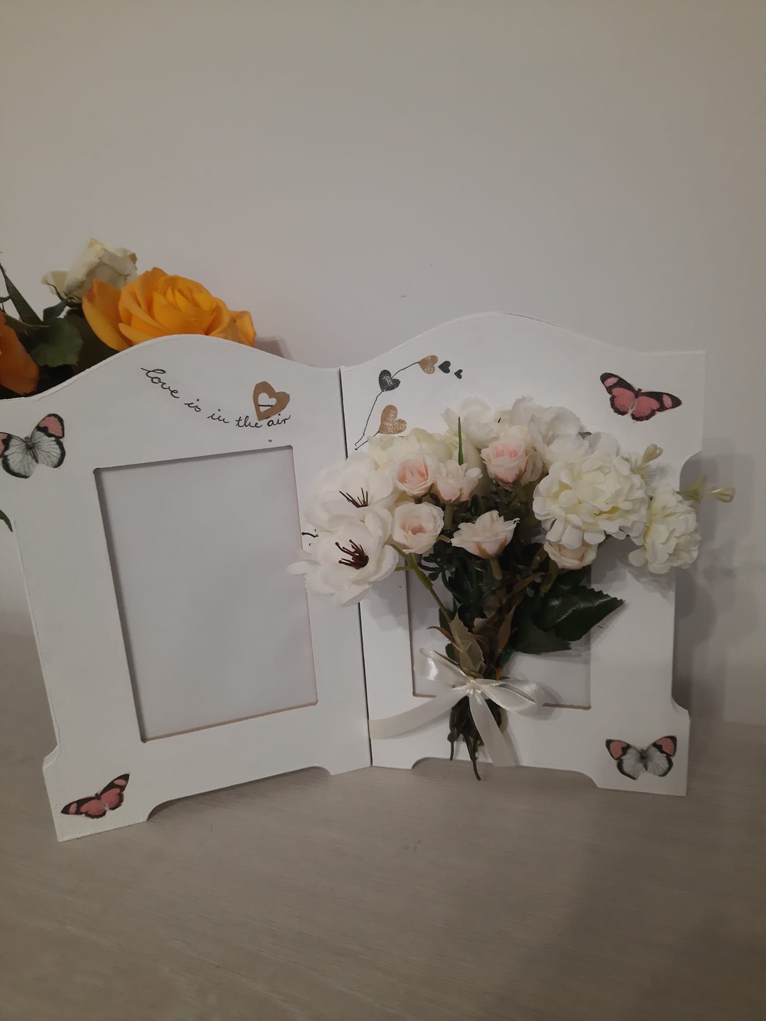 Rama foto cu buchet de flori - accesorii nuntă - amintiri și cadouri de nuntă - cadou nuntă - ramă foto cu pușculiță de bani - Artynos.ro Rama foto cu buchet de flori - accesorii nuntă - amintiri și cadouri de nuntă - cadou nuntă - ramă foto cu pușculiță de bani - Artynos.ro