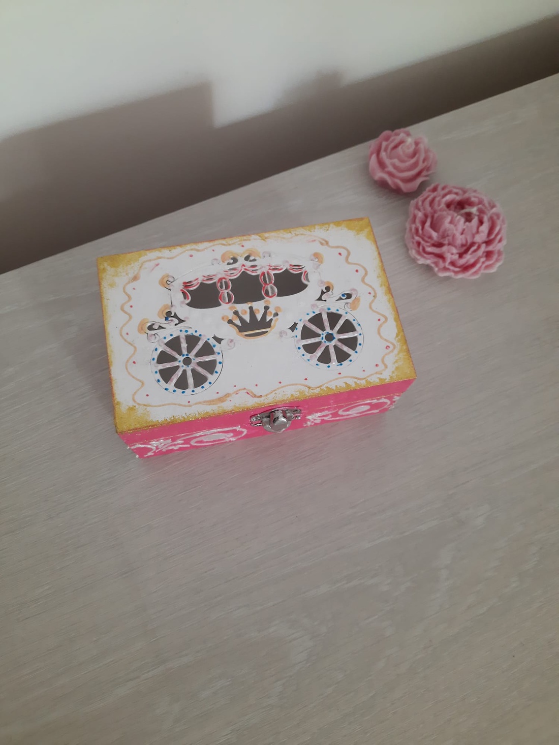 Caseta bijuterii cu trasura - casă & stil de viață - accesorii pentru decorat casa - decorațiuni de masă și decorațiuni pentru rafturi - decorațiuni de masă - Artynos.ro Caseta bijuterii cu trasura - casă & stil de viață - accesorii pentru decorat casa - decorațiuni de masă și decorațiuni pentru rafturi - decorațiuni de masă - Artynos.ro