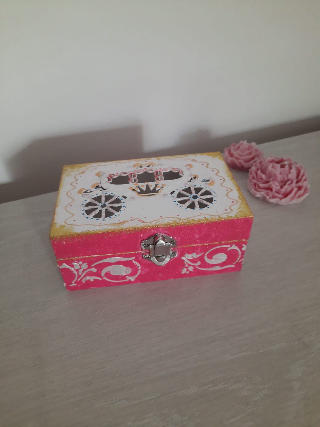 Caseta bijuterii cu trasura - casă & stil de viață - accesorii pentru decorat casa - decorațiuni de masă și decorațiuni pentru rafturi - decorațiuni de masă - Artynos.ro Caseta bijuterii cu trasura - casă & stil de viață - accesorii pentru decorat casa - decorațiuni de masă și decorațiuni pentru rafturi - decorațiuni de masă - Artynos.ro