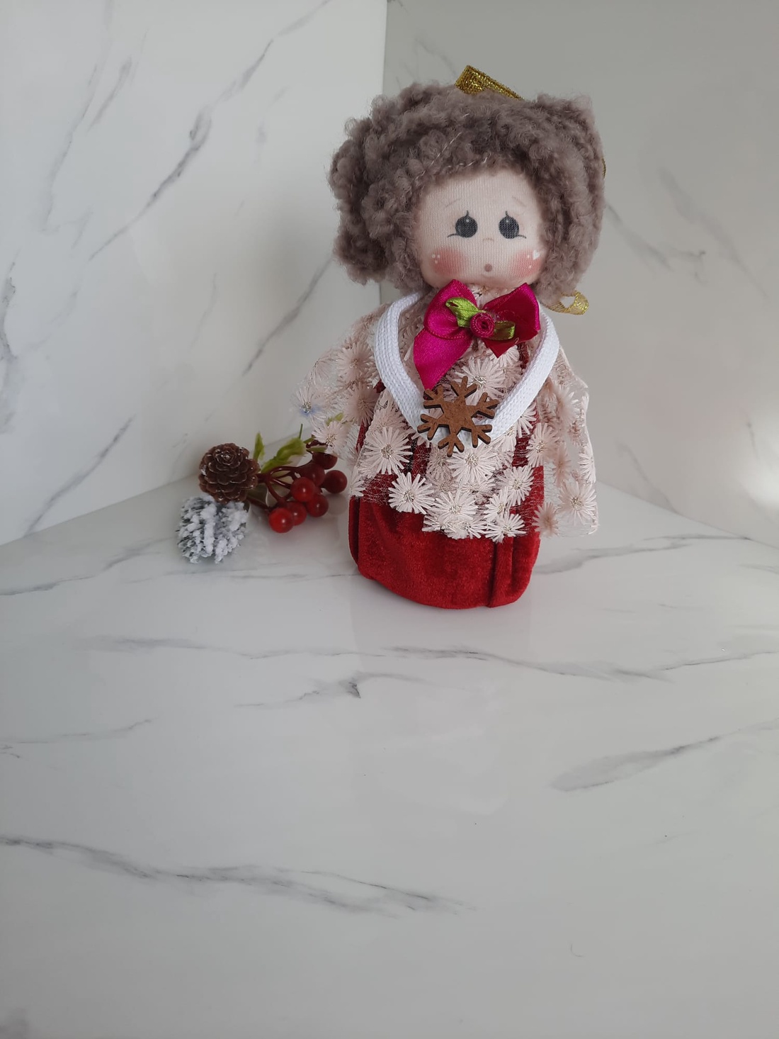 Doamna din cor cu rochie rosie - jucării și echipamente pentru copii - jucării și accesorii pentru copii - păpuși de joacă - Artynos.ro