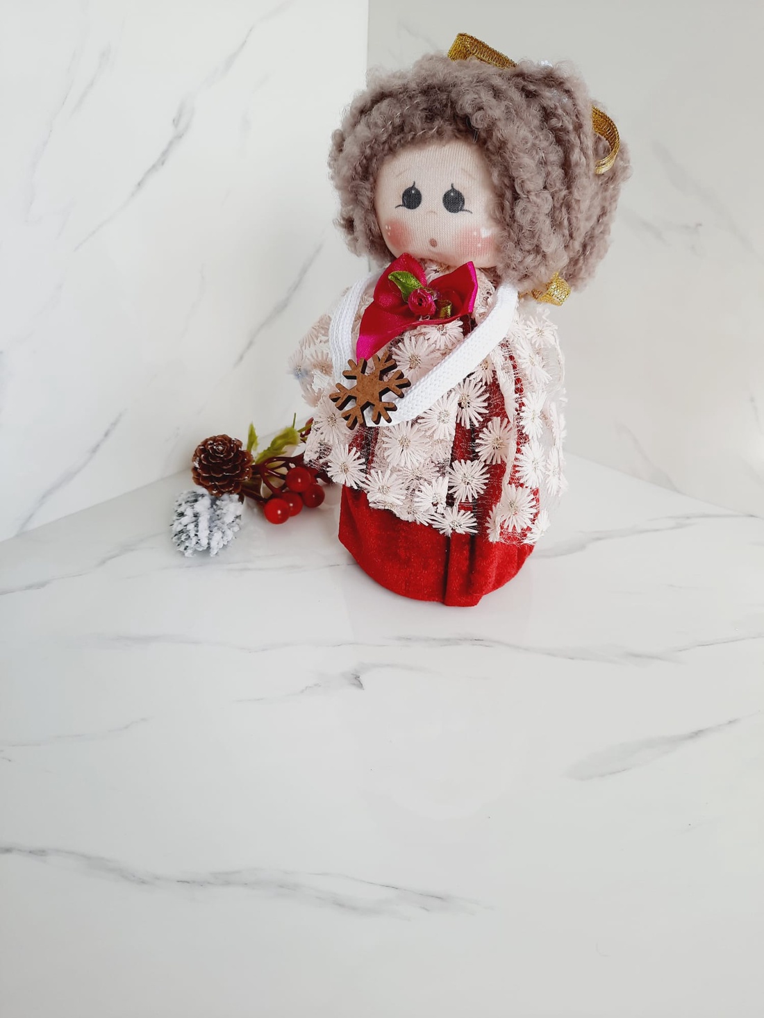 Doamna din cor cu rochie rosie - jucării și echipamente pentru copii - jucării și accesorii pentru copii - păpuși de joacă - Artynos.ro